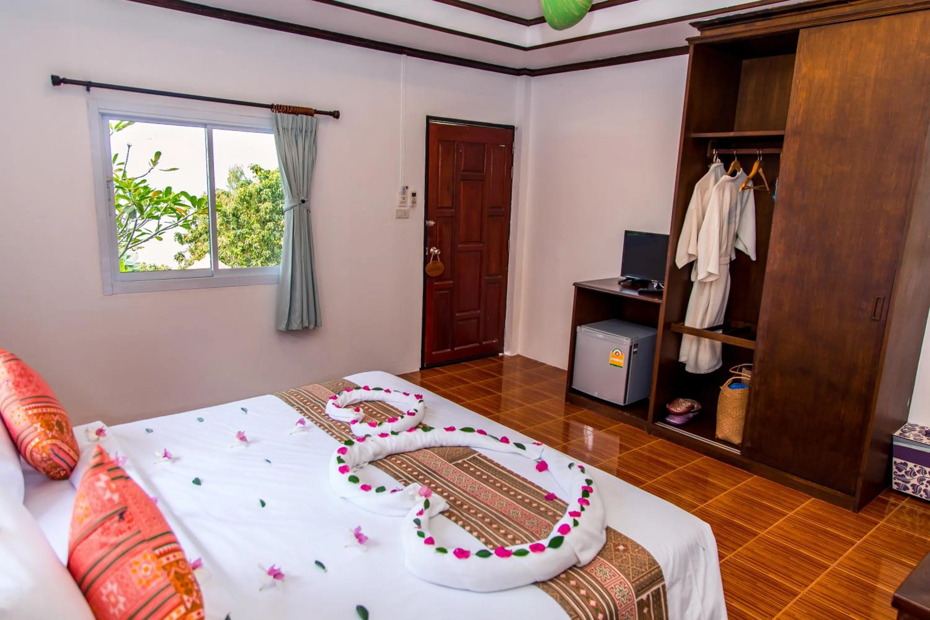 Photo of the whole room, Bed in Zama Resort Koh Phangan