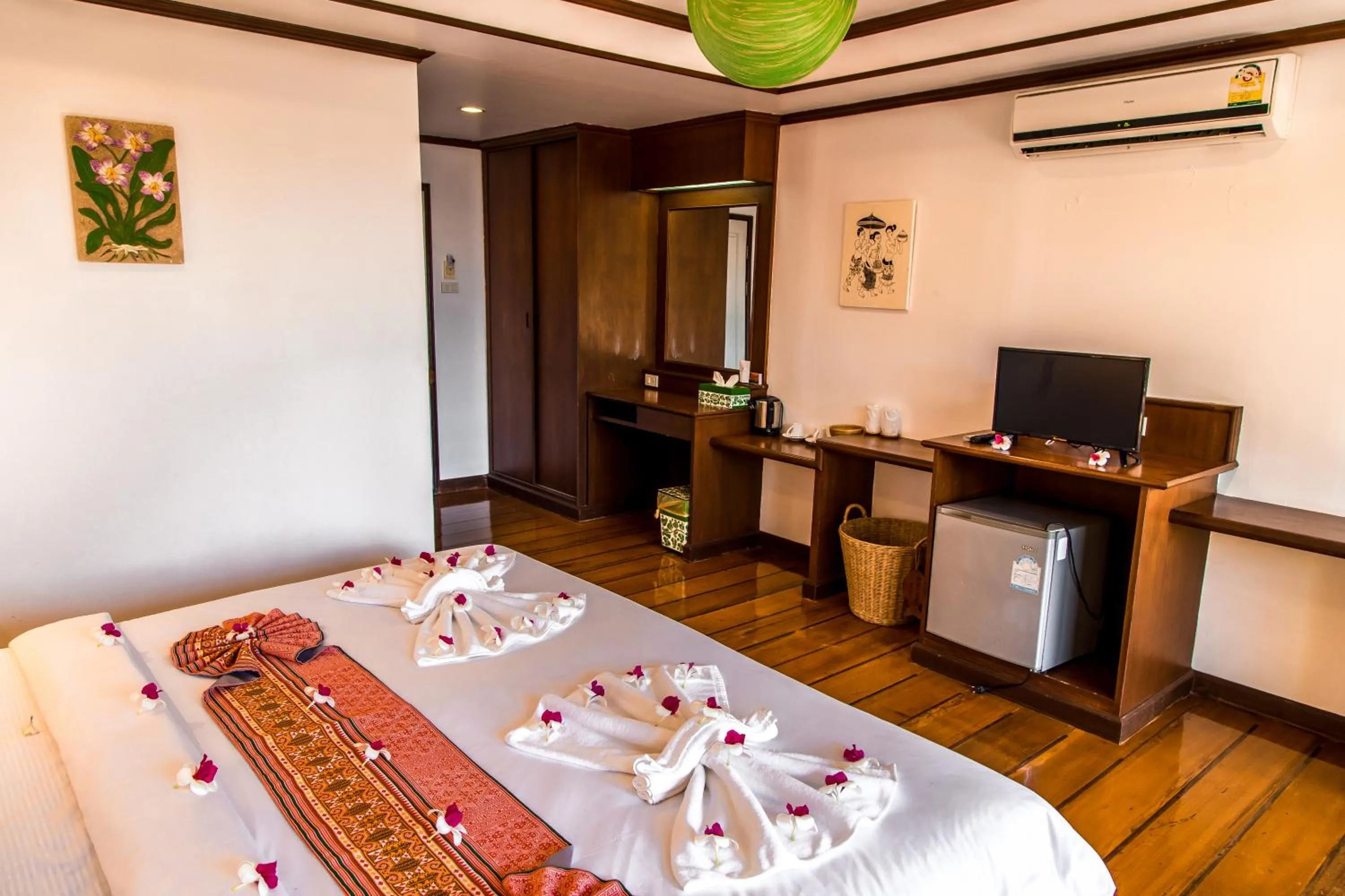 TV and multimedia, Bed in Zama Resort Koh Phangan