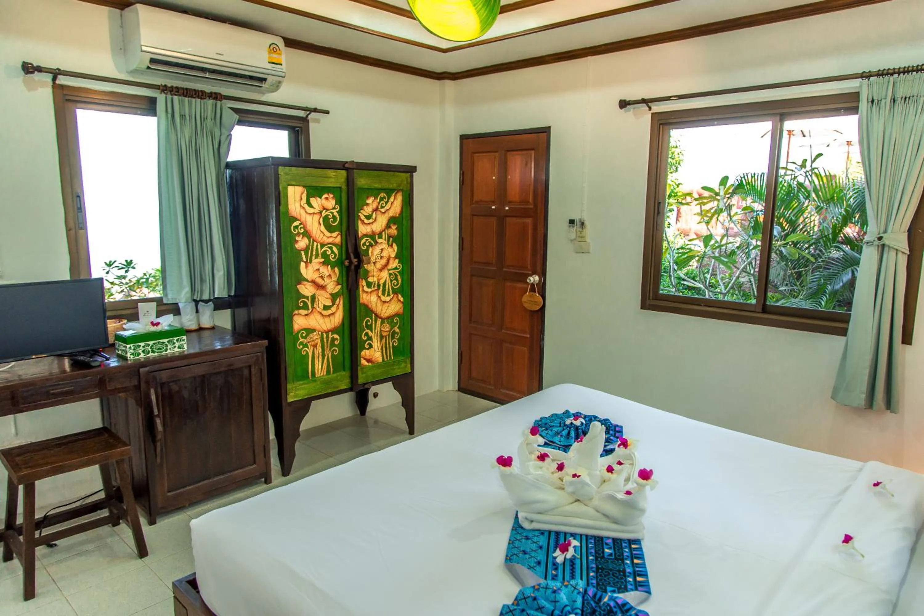 Photo of the whole room in Zama Resort Koh Phangan