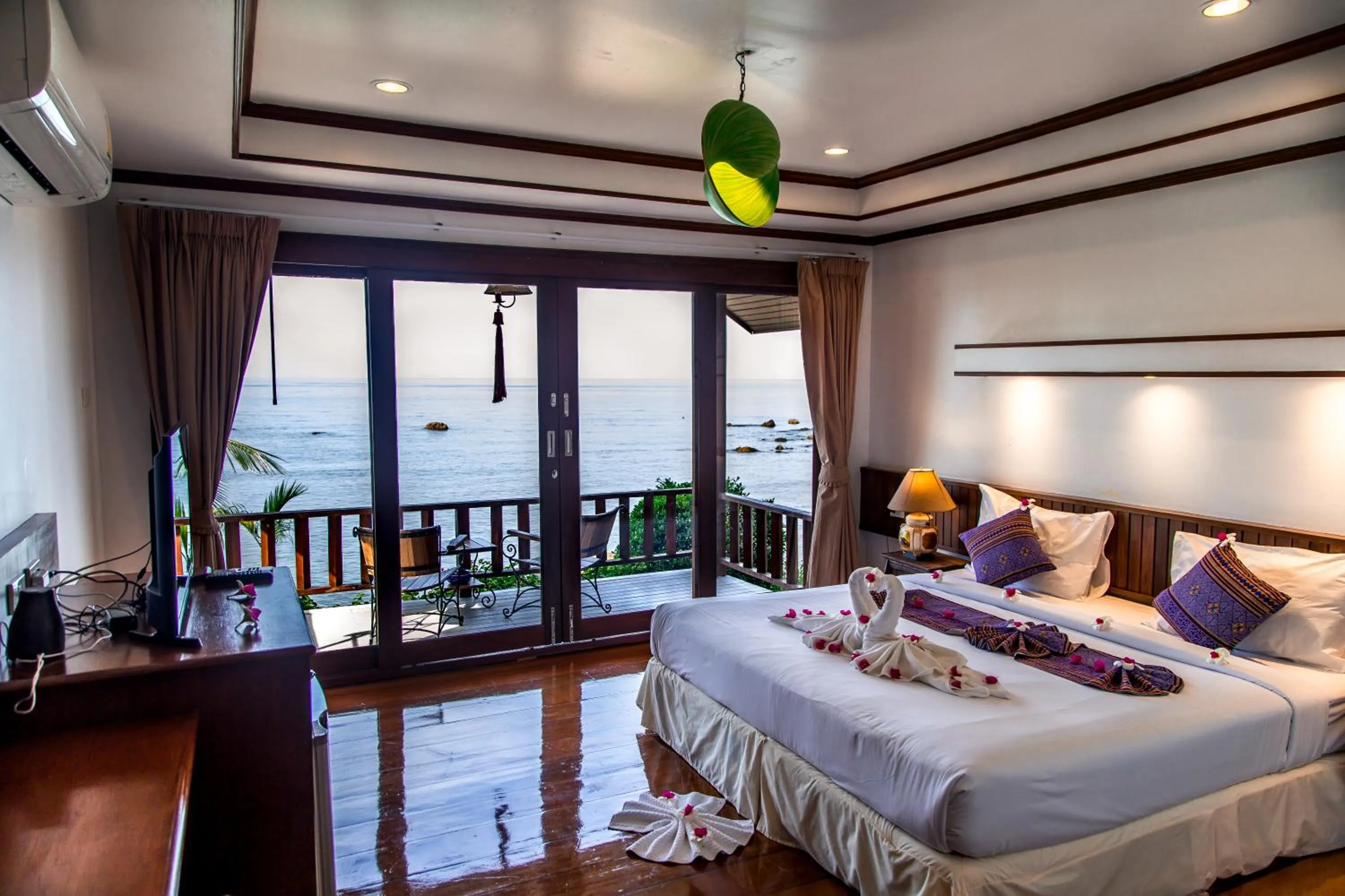 Photo of the whole room, Bed in Zama Resort Koh Phangan