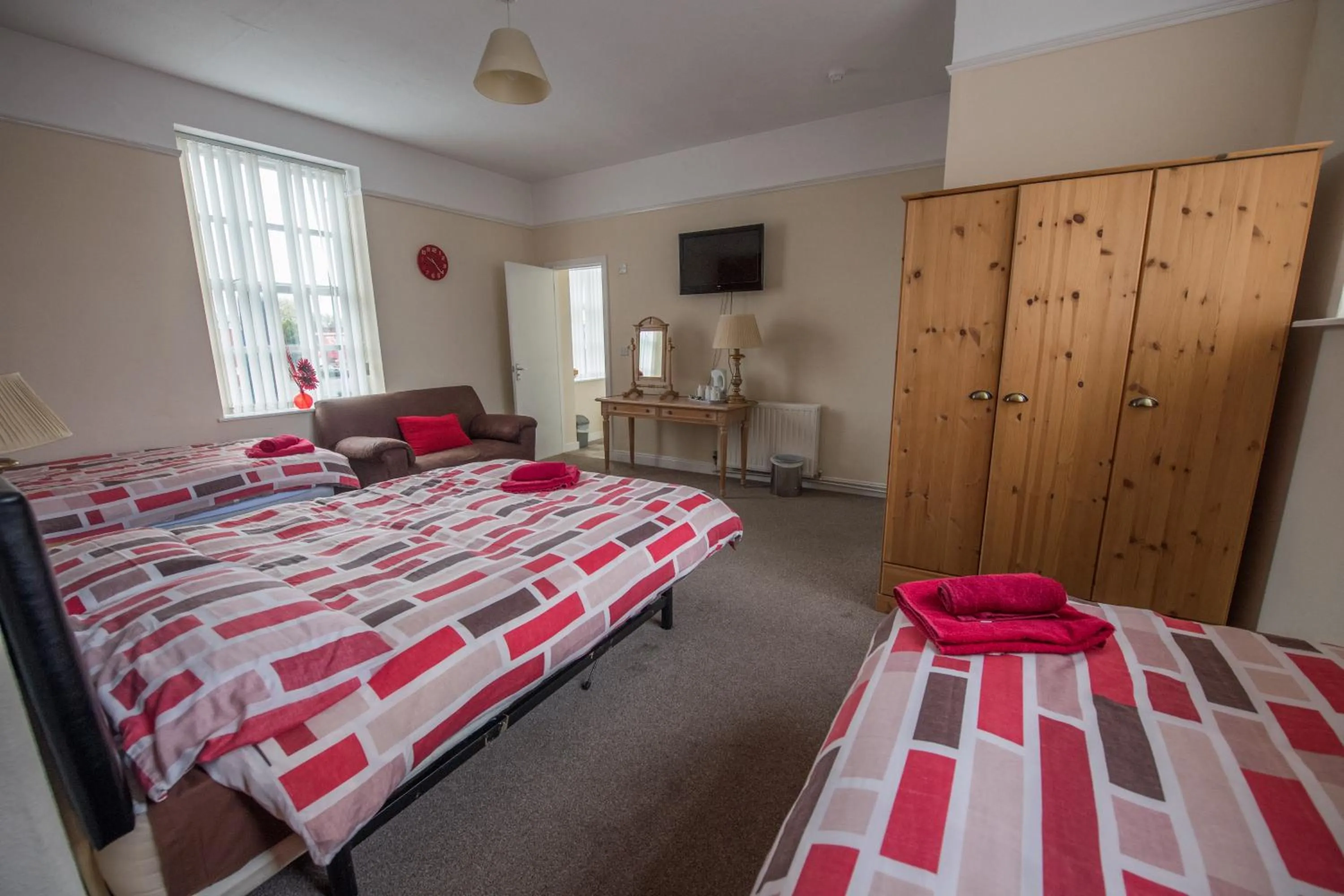 Family Room with Private Bathroom in The Rodney