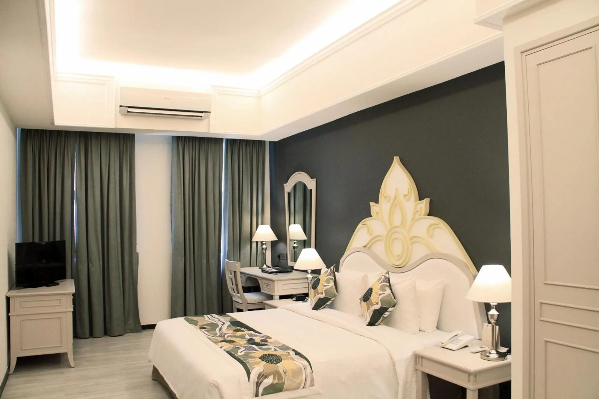 Bedroom, Bed in Himawari Hotel Apartments