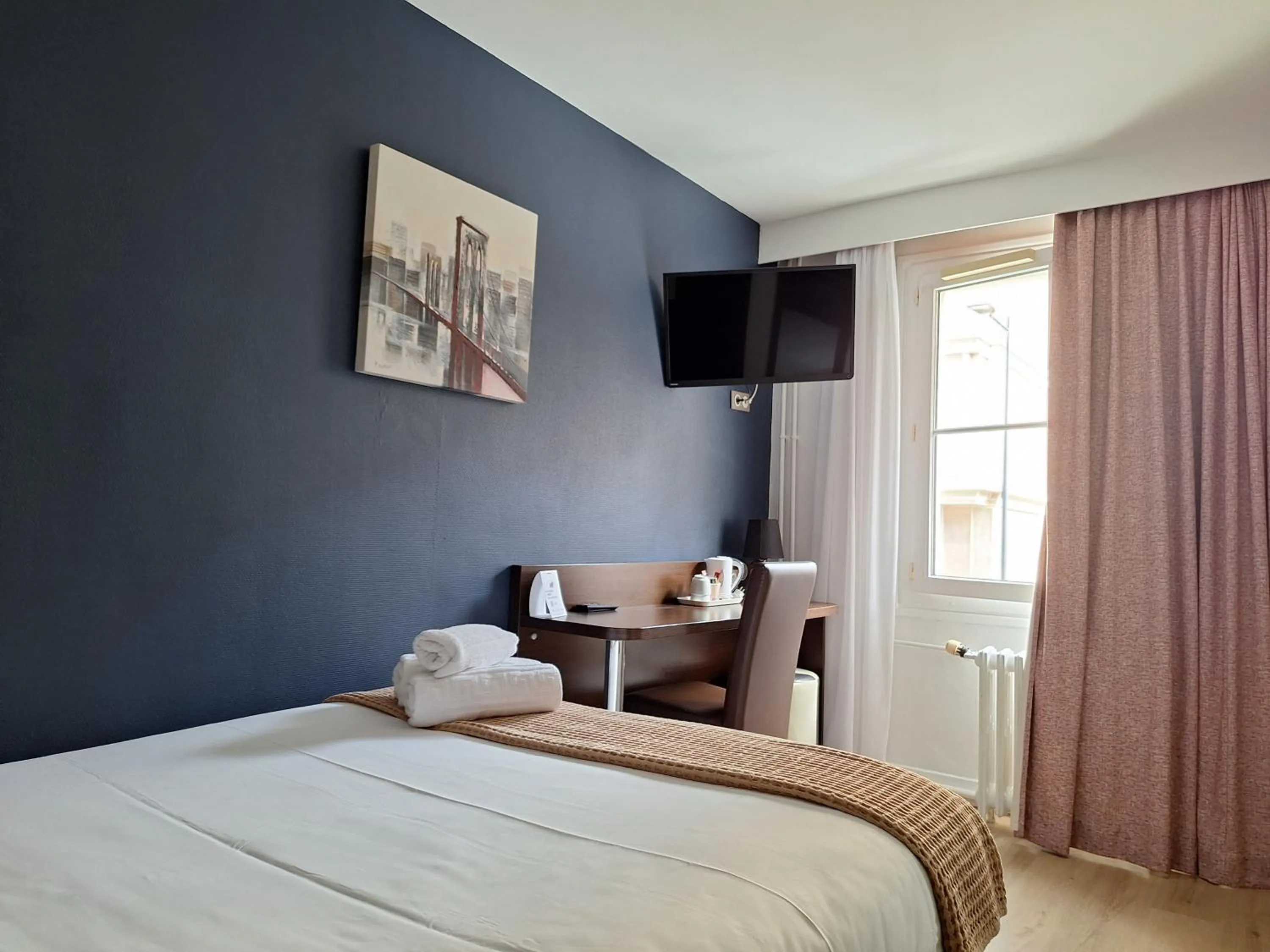 Bed in The Originals Boutique, Hôtel d'Angleterre, Le Havre, centre, plage