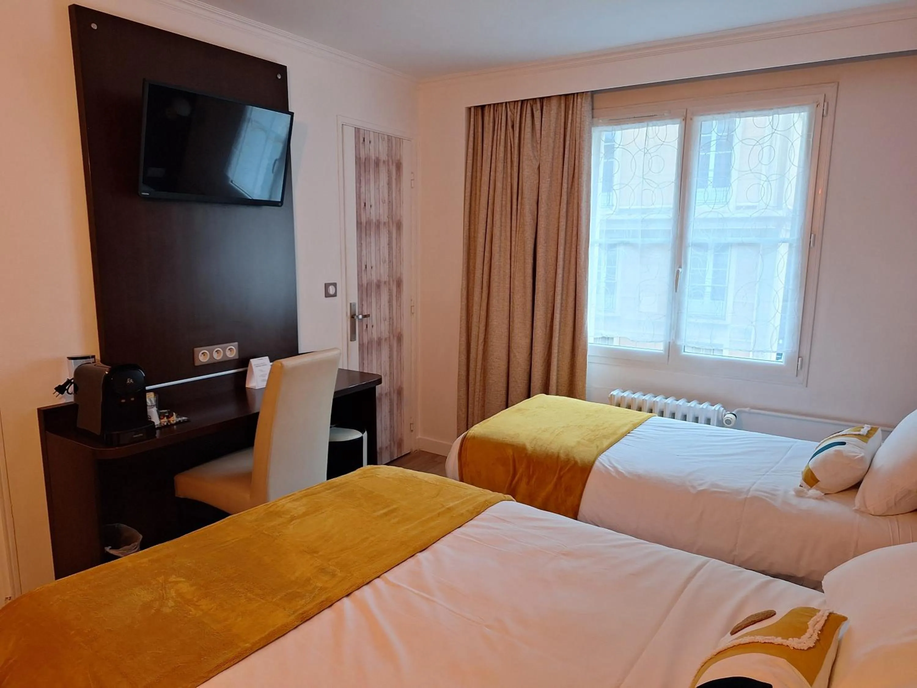 Bed in The Originals Boutique, Hôtel d'Angleterre, Le Havre, centre, plage