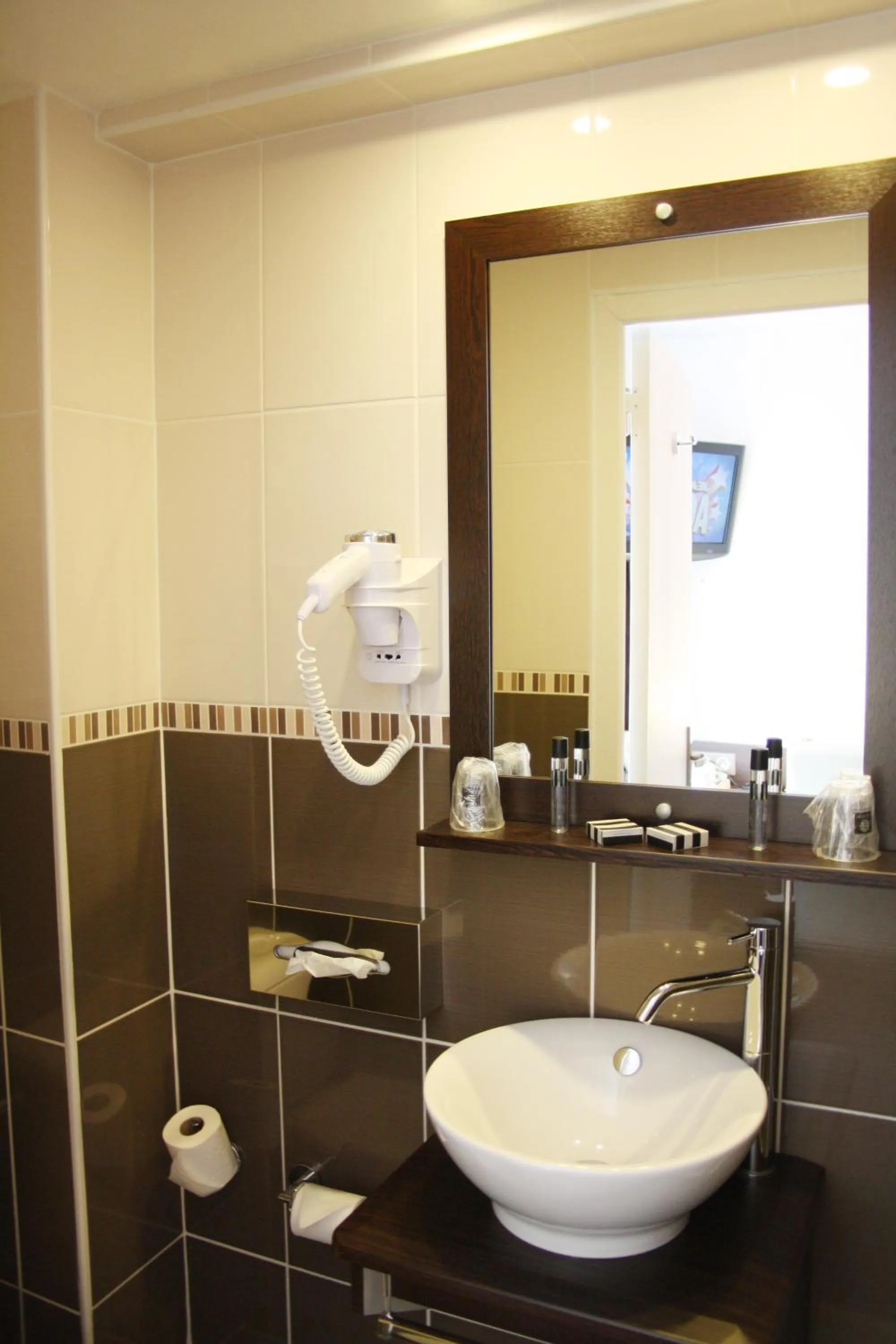 Bathroom in The Originals Boutique, Hôtel d'Angleterre, Le Havre, centre, plage