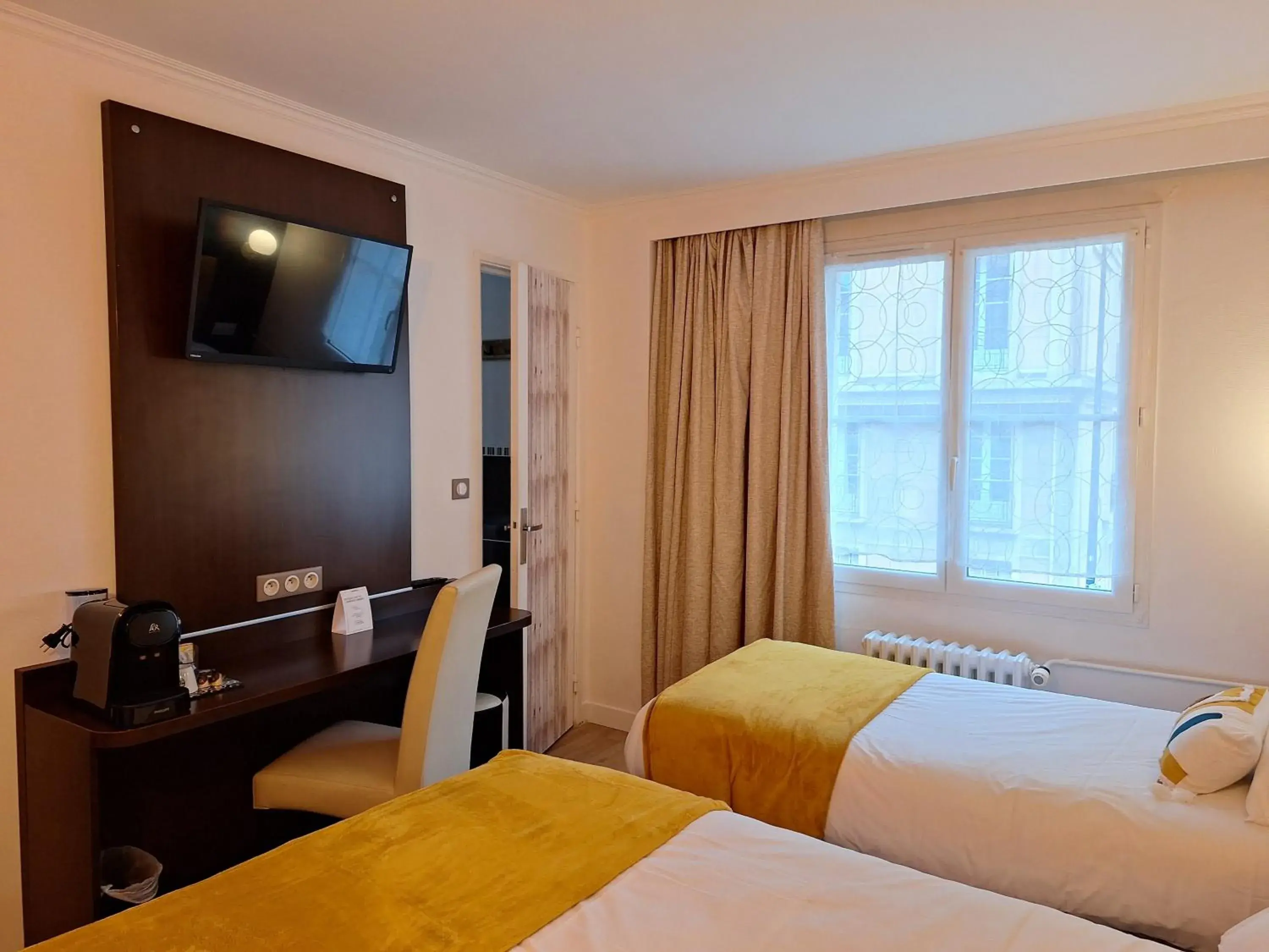 Bedroom, Bed in The Originals Boutique, Hôtel d'Angleterre, Le Havre, centre, plage Bedroom, Bed in The Originals Boutique, Hôtel d'Angleterre, Le Havre, centre, plage