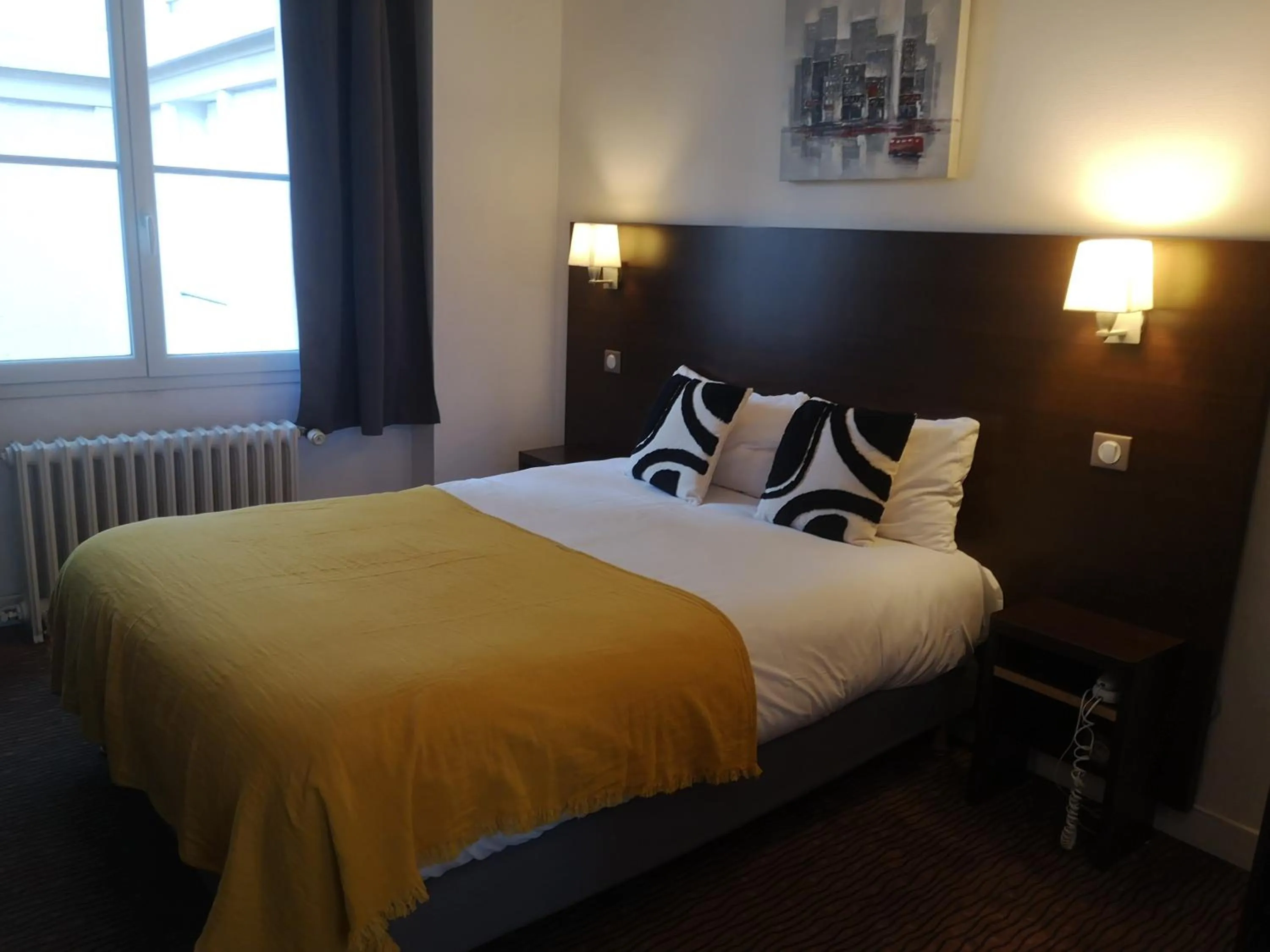 Bedroom, Bed in The Originals Boutique, Hôtel d'Angleterre, Le Havre, centre, plage