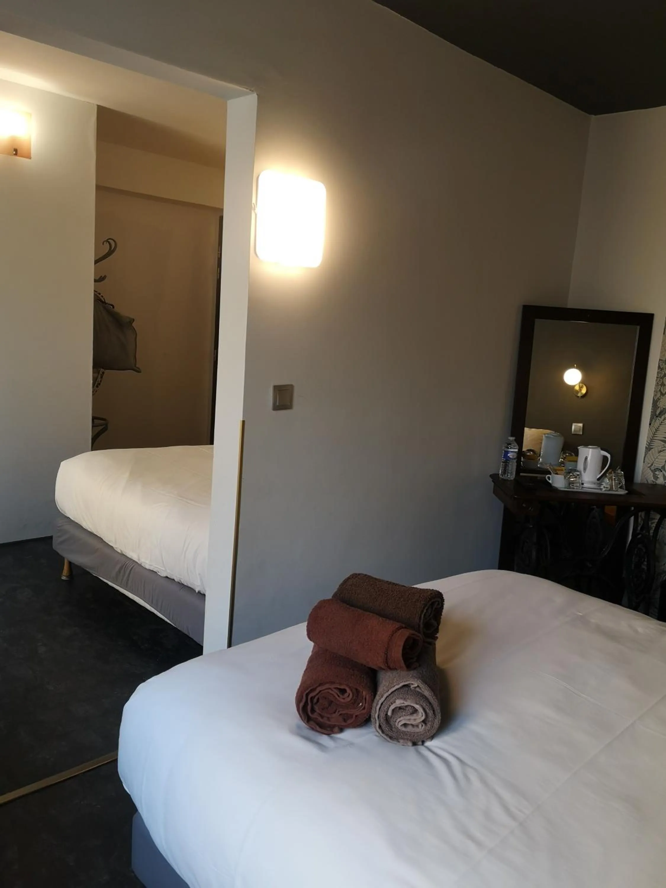 Bedroom, Bed in The Originals Boutique, Hôtel d'Angleterre, Le Havre, centre, plage