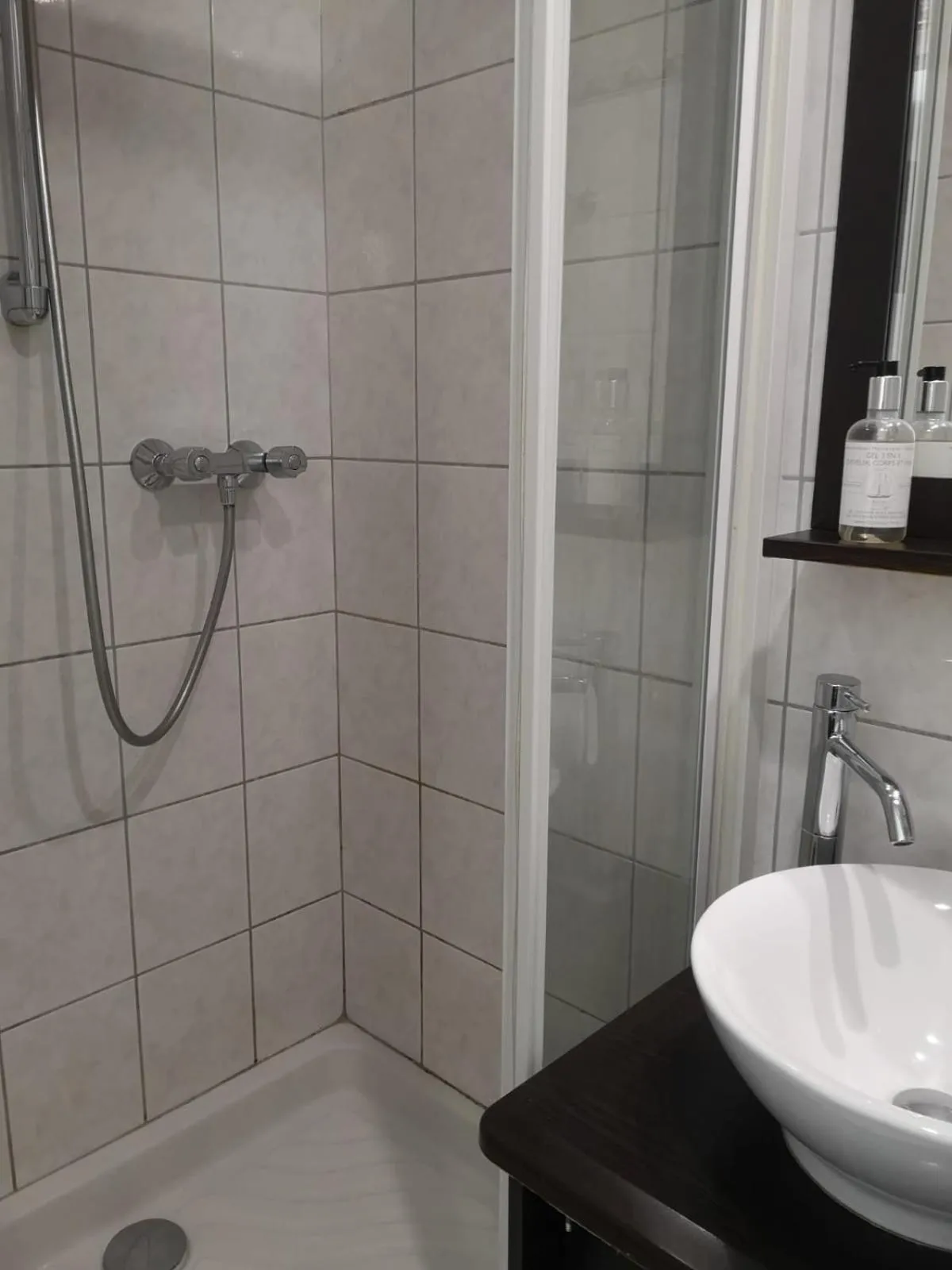 Bathroom in The Originals Boutique, Hôtel d'Angleterre, Le Havre, centre, plage