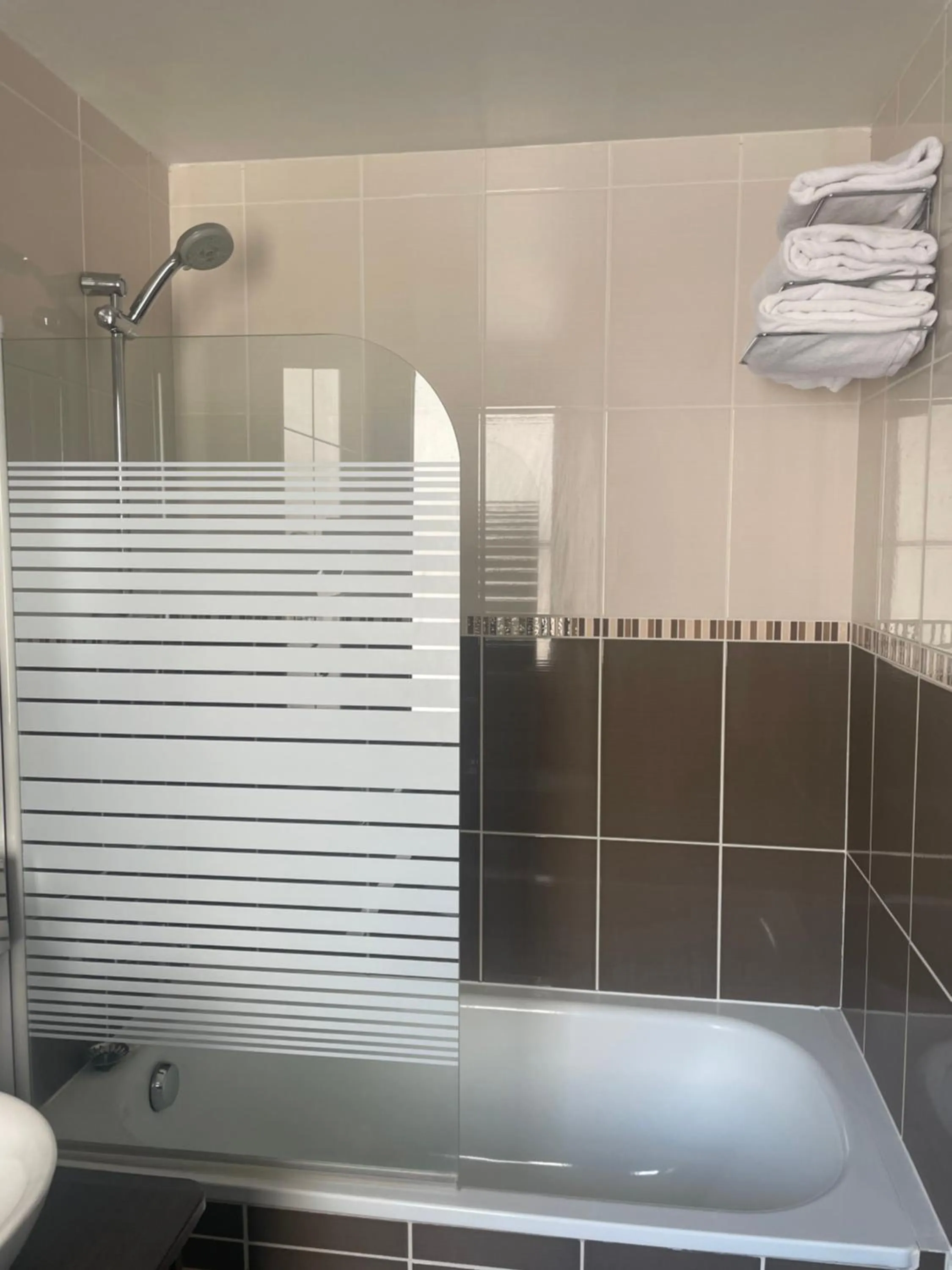 Bathroom in The Originals Boutique, Hôtel d'Angleterre, Le Havre, centre, plage