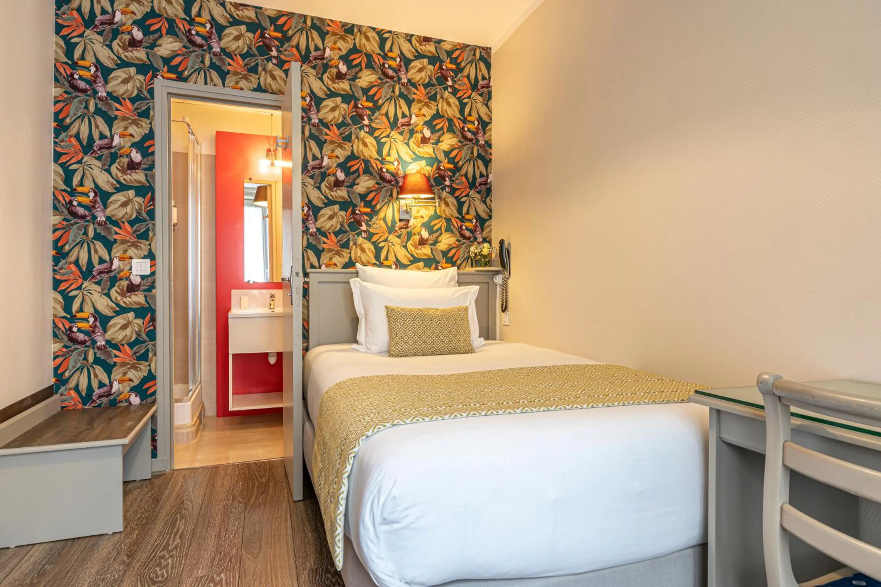 Photo of the whole room, Bed in Splendid Hôtel