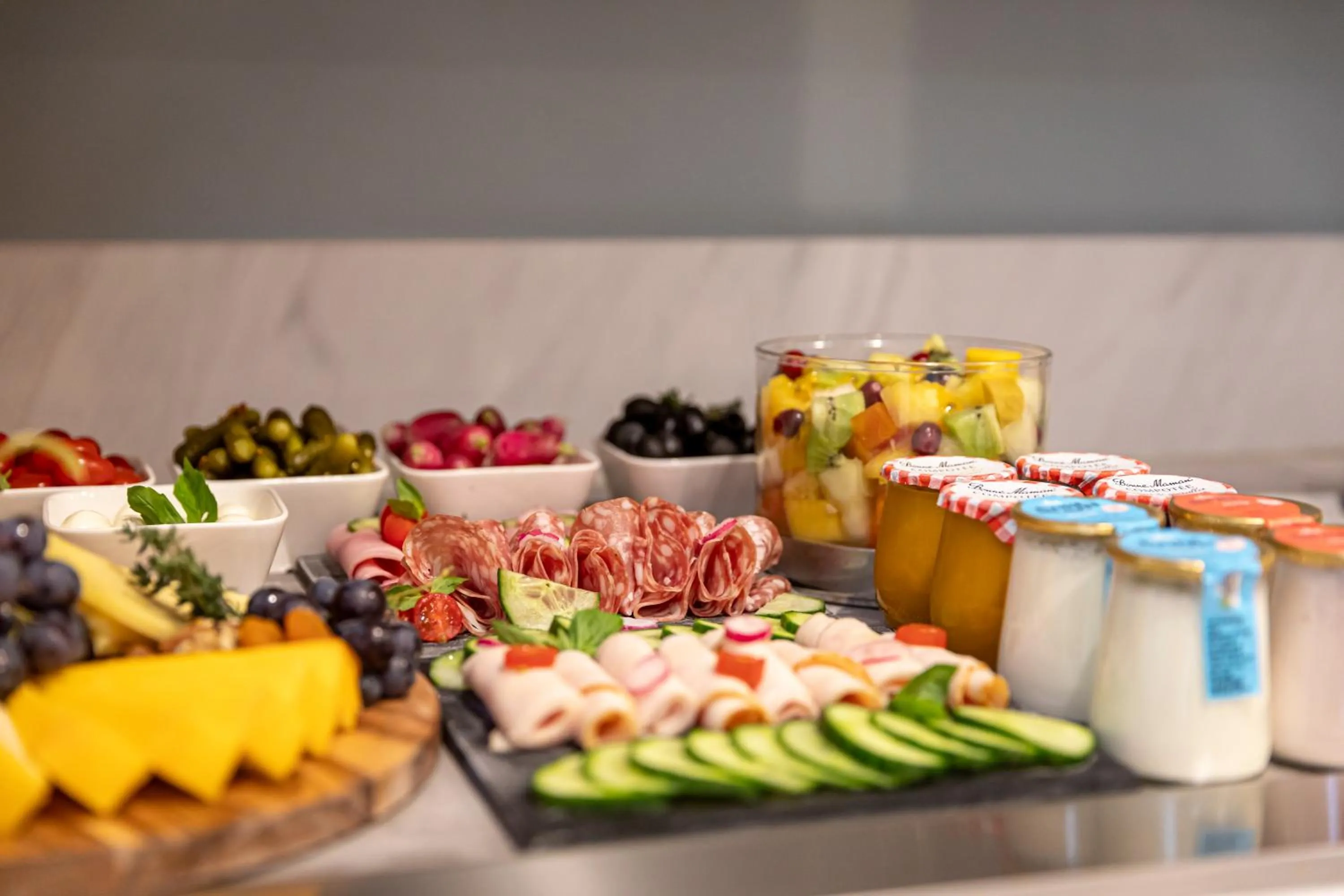 Buffet breakfast in Splendid Hôtel