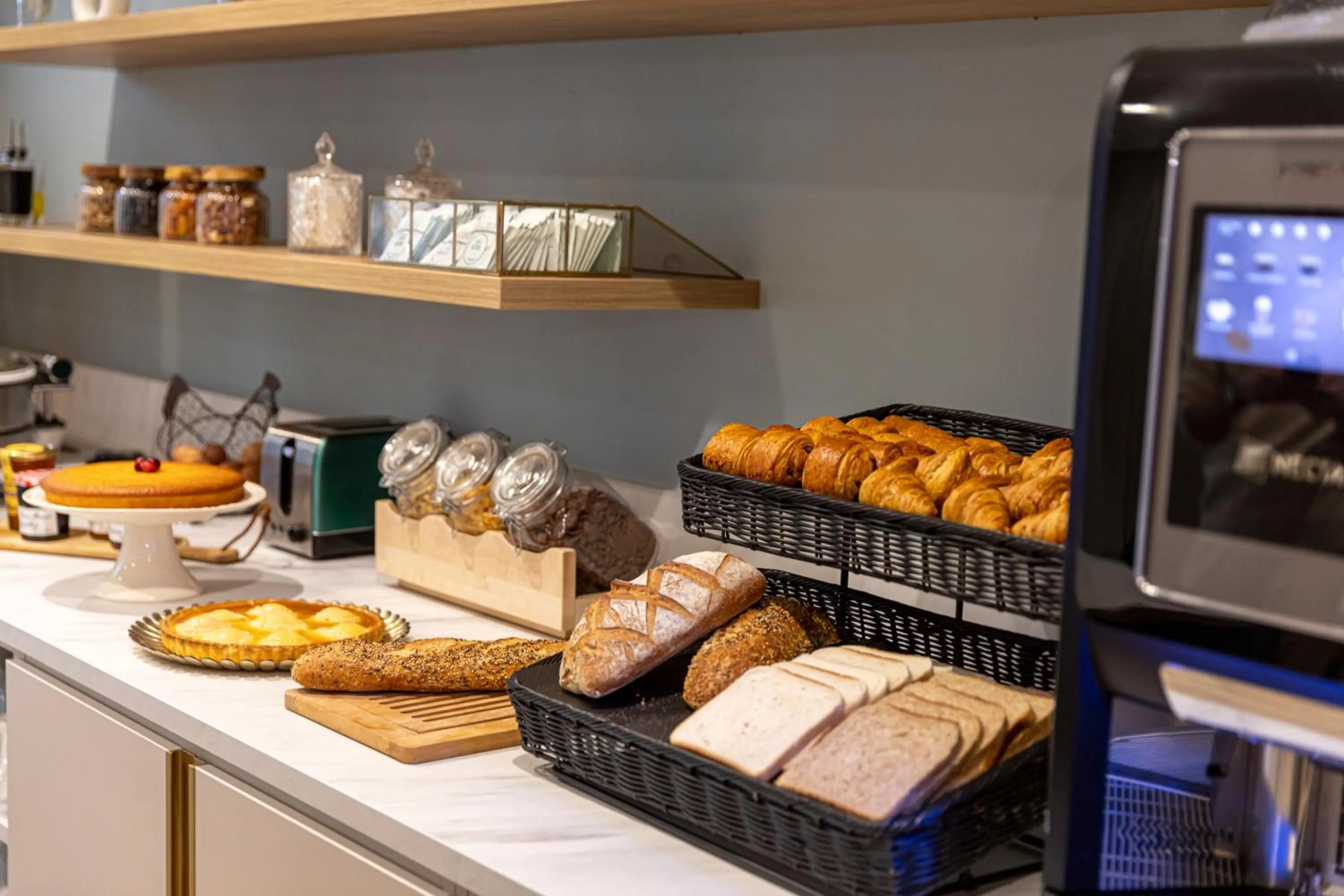 Buffet breakfast in Splendid Hôtel