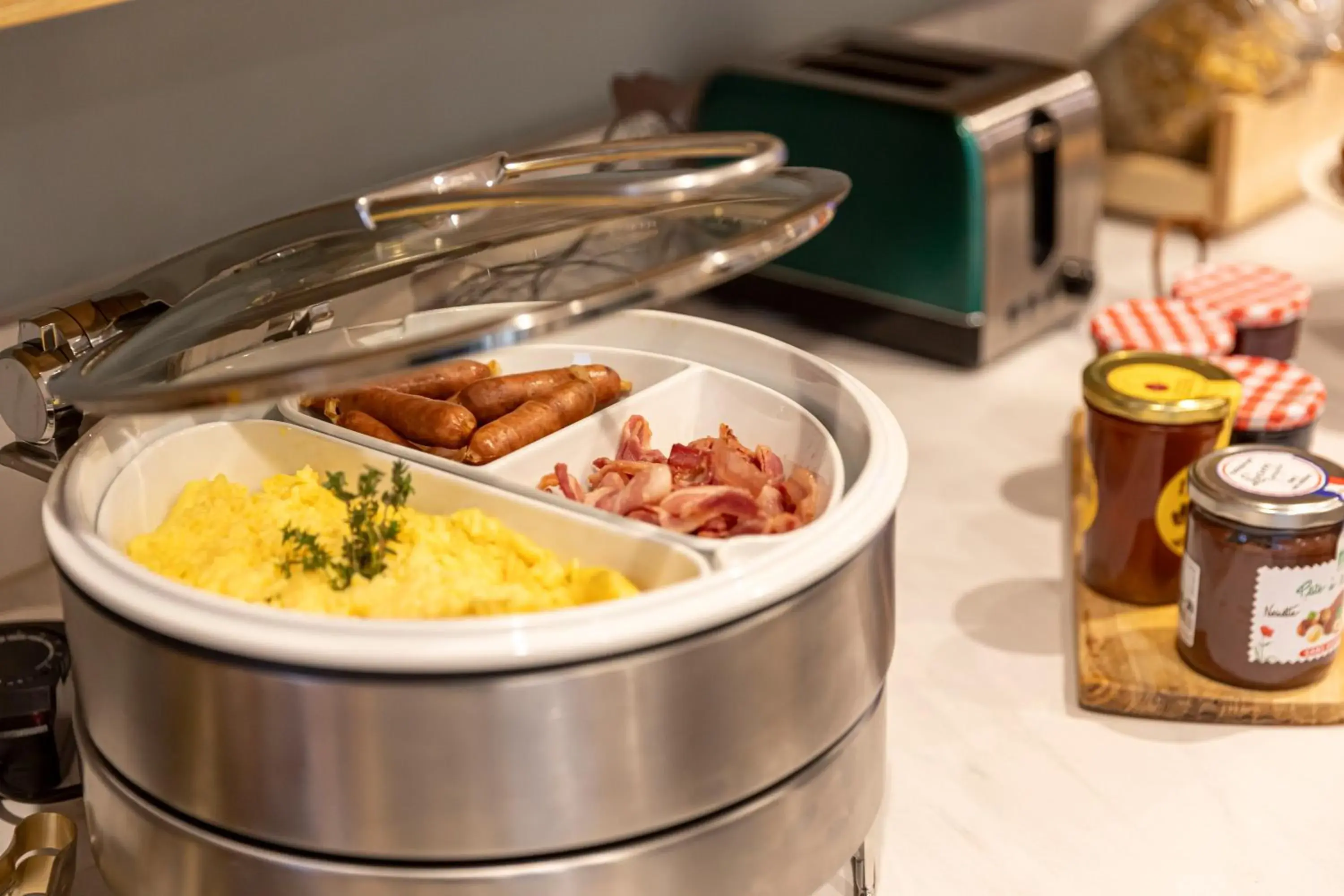 Buffet breakfast in Splendid Hôtel Buffet breakfast in Splendid Hôtel