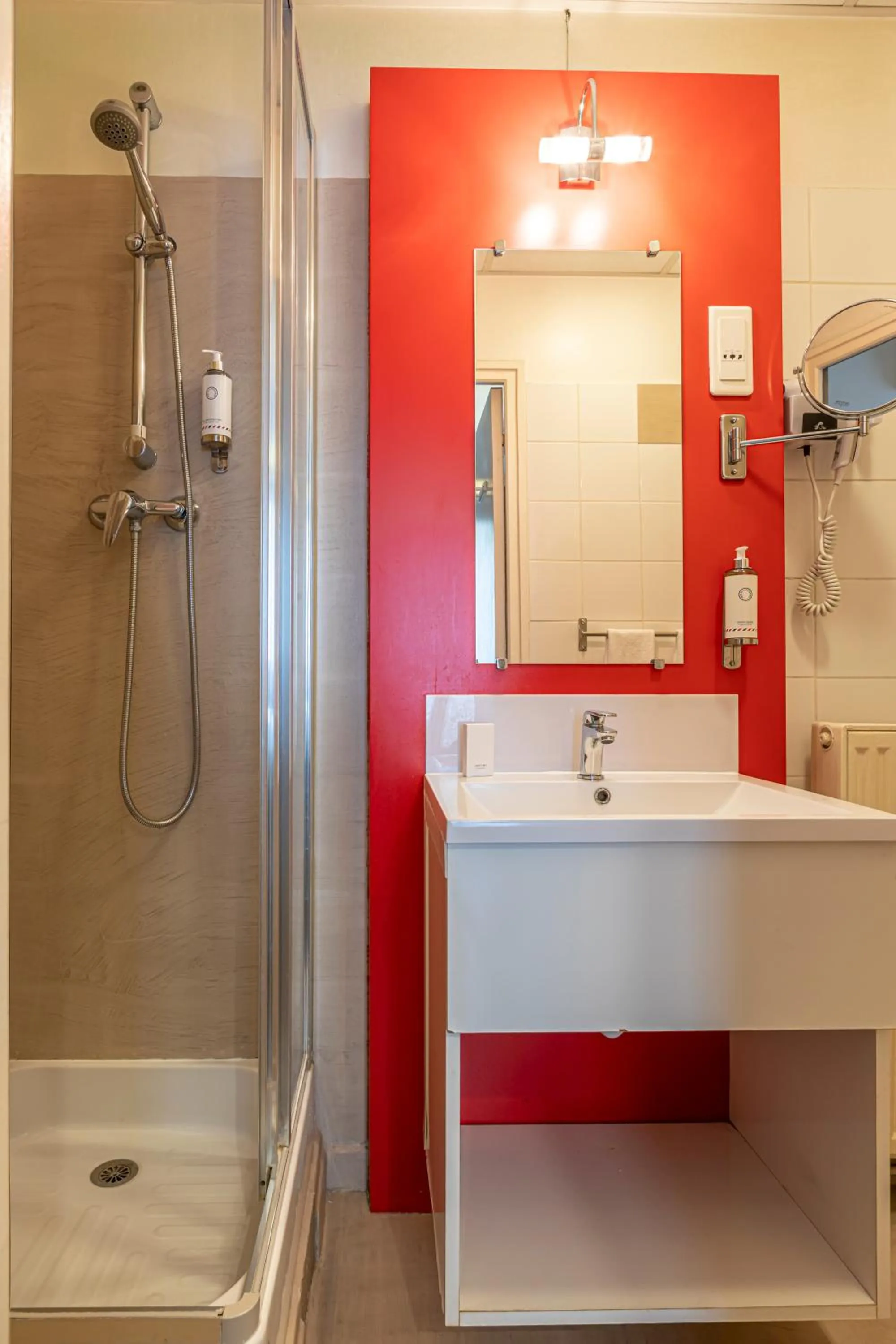 Shower in Splendid Hôtel