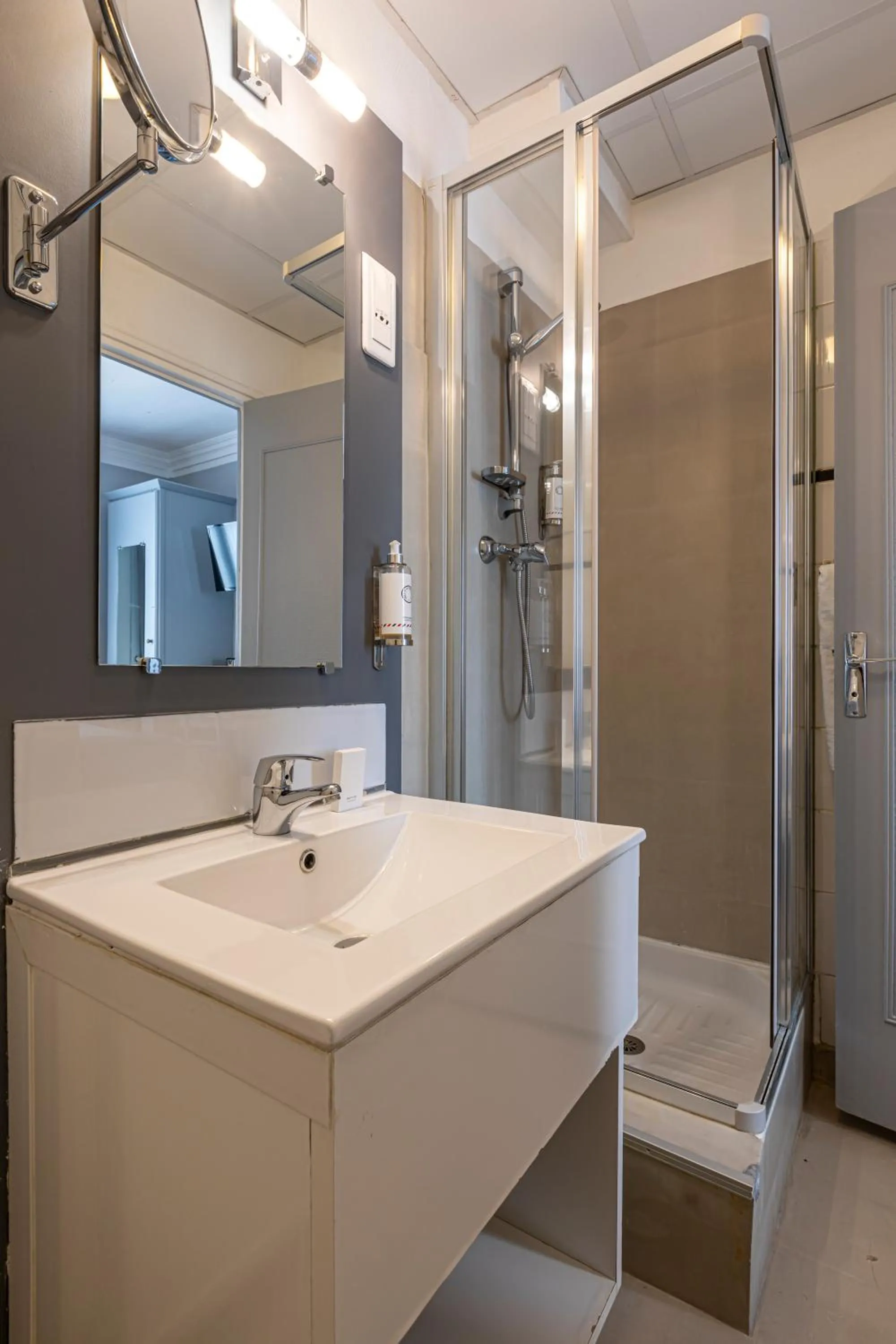 Shower in Splendid Hôtel