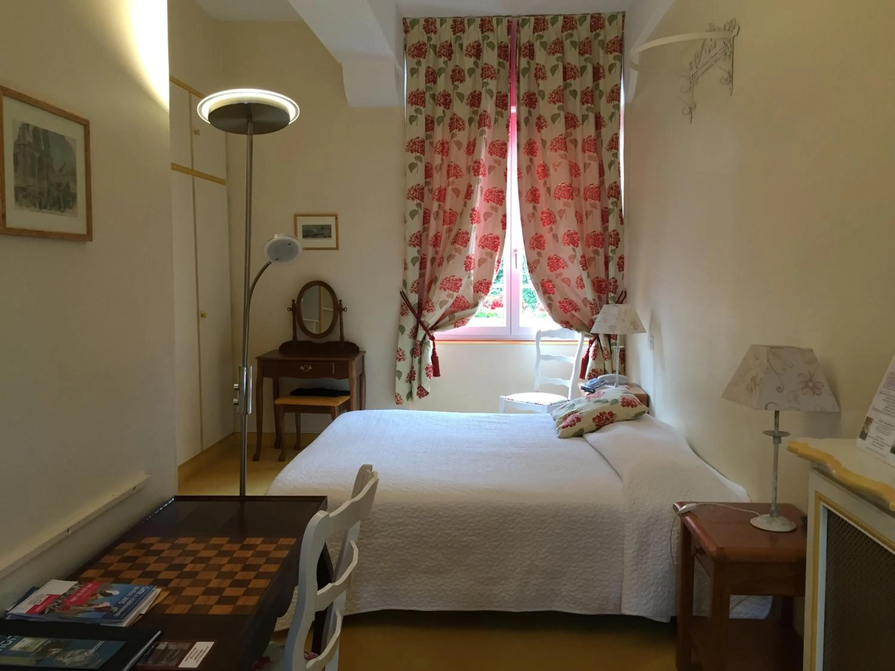 Photo of the whole room, Bed in La Chaîne D'or