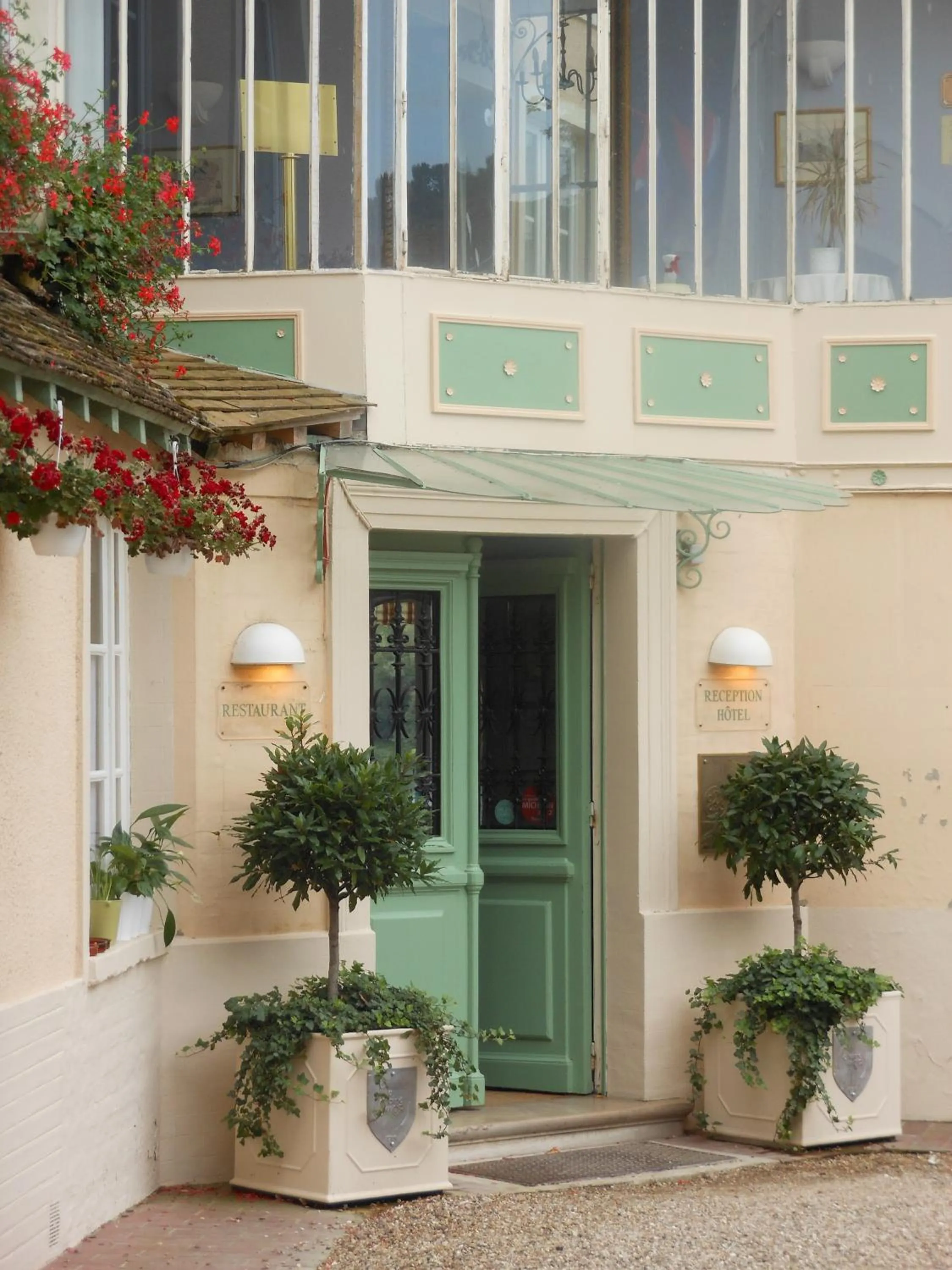Facade/entrance in La Chaîne D'or