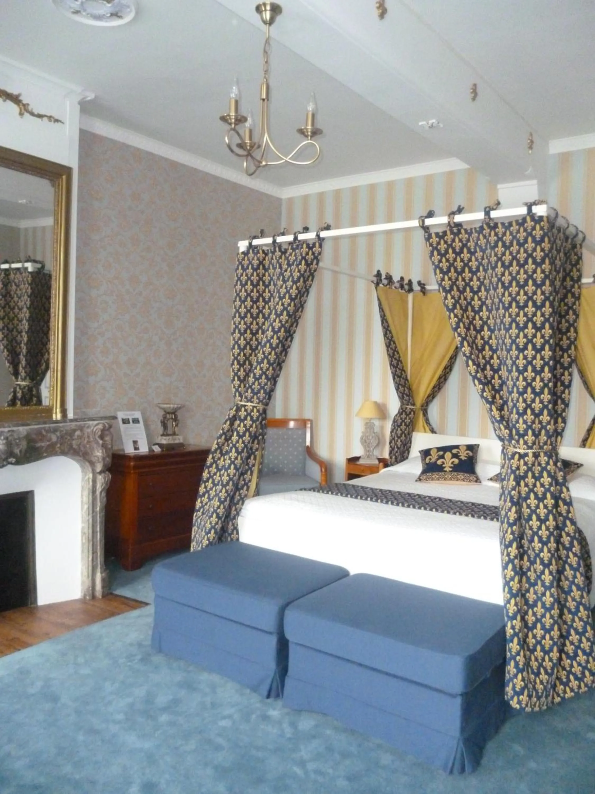 Photo of the whole room, Bed in La Chaîne D'or