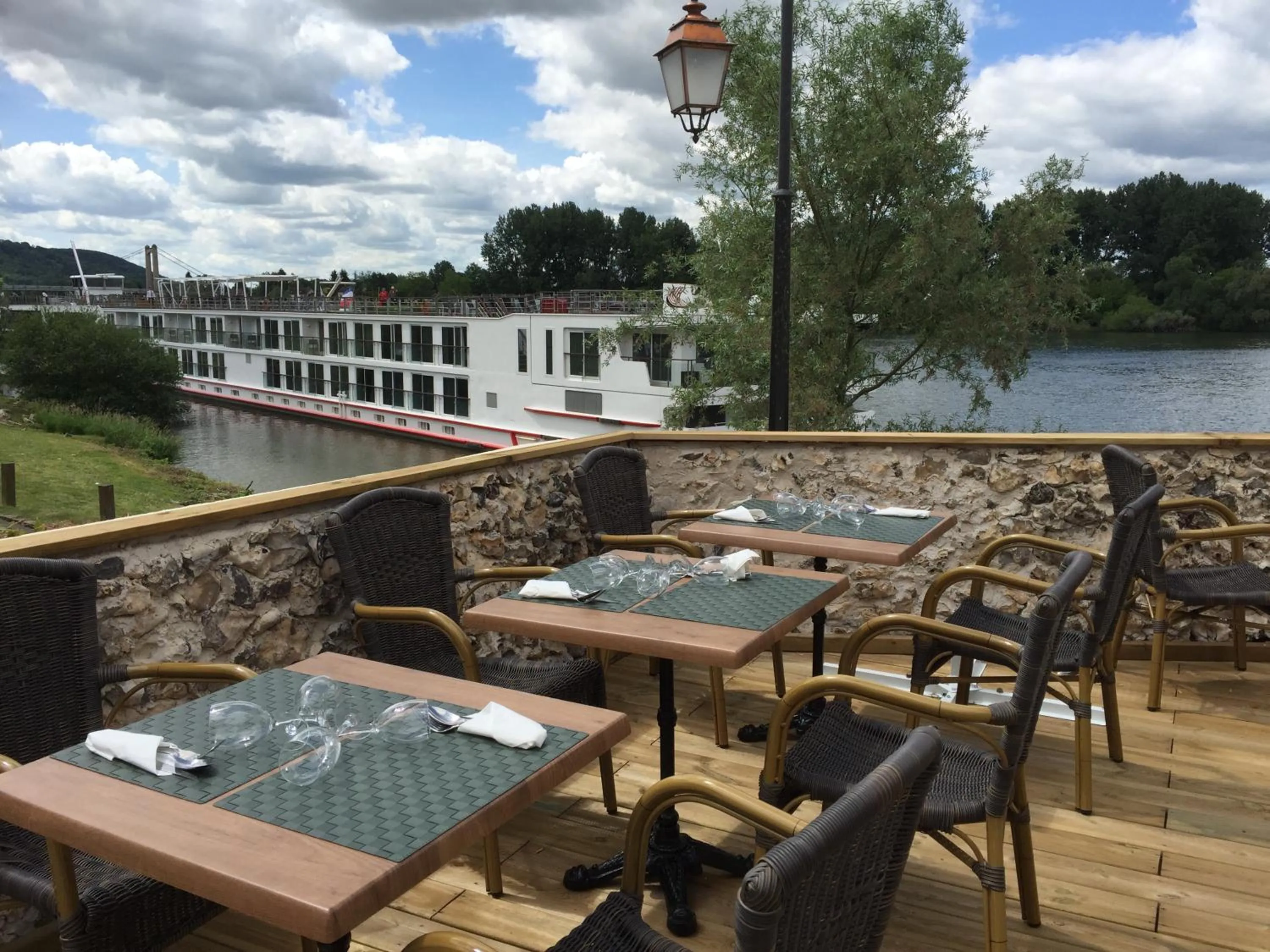 Restaurant/places to eat in La Chaîne D'or