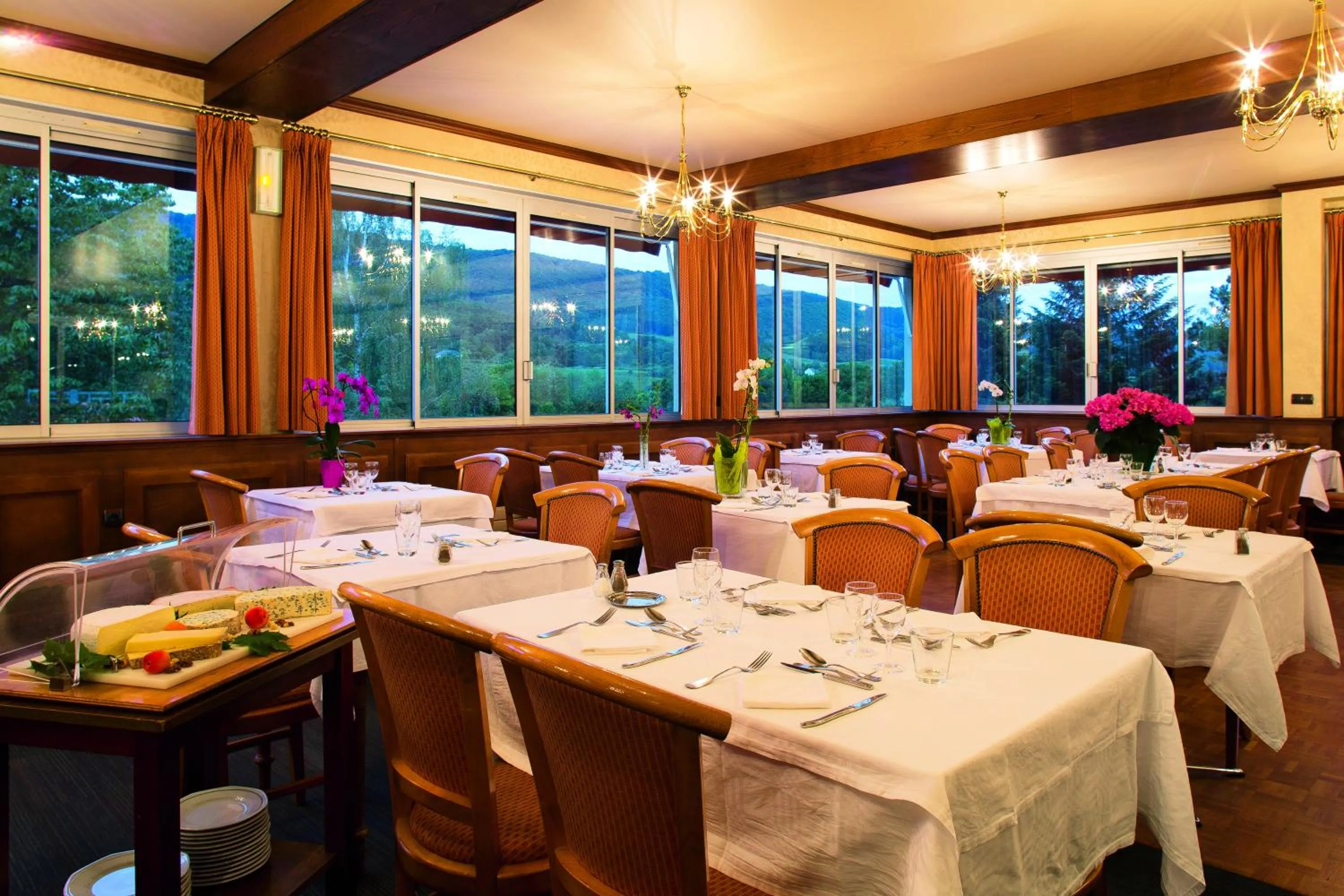 Restaurant/places to eat in Family Hotel