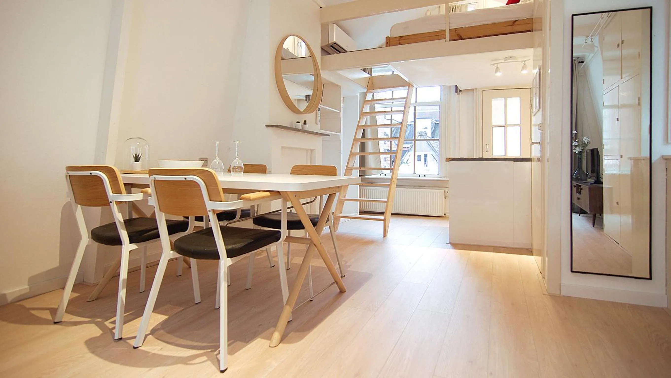 Dining area in Loft Leidsegracht