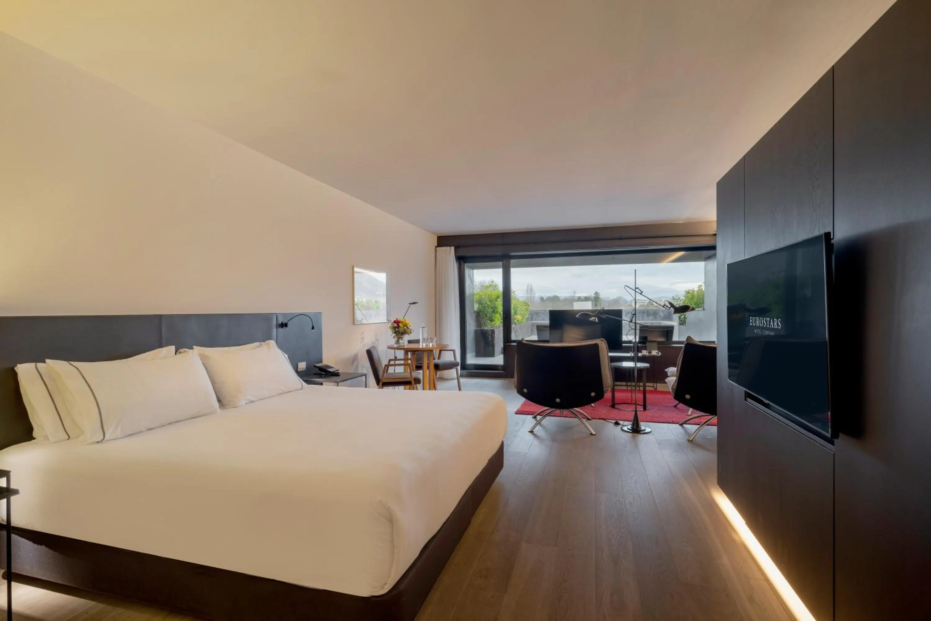 Photo of the whole room, Bed in Eurostars Pamplona