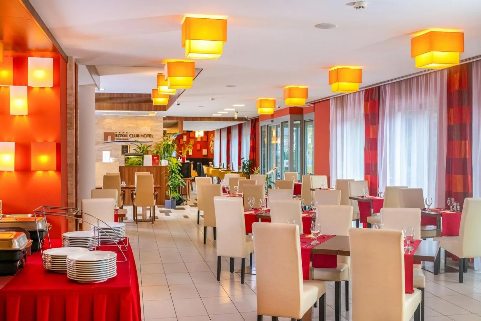 Restaurant/places to eat in Royal Club Hotel