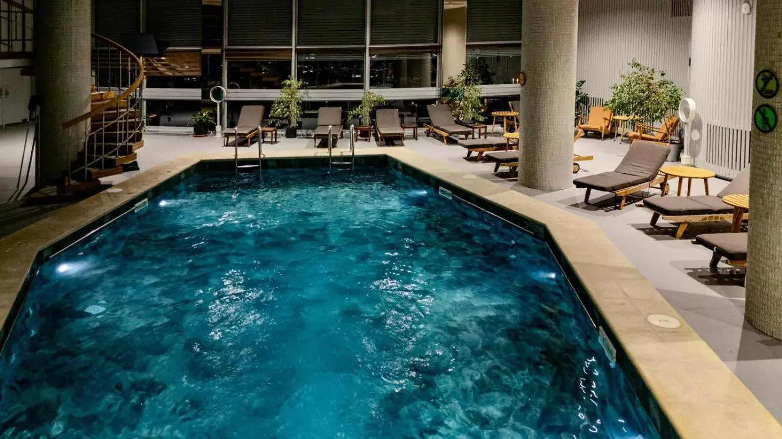 Swimming pool in Grand Hotel Bucharest Swimming pool in Grand Hotel Bucharest