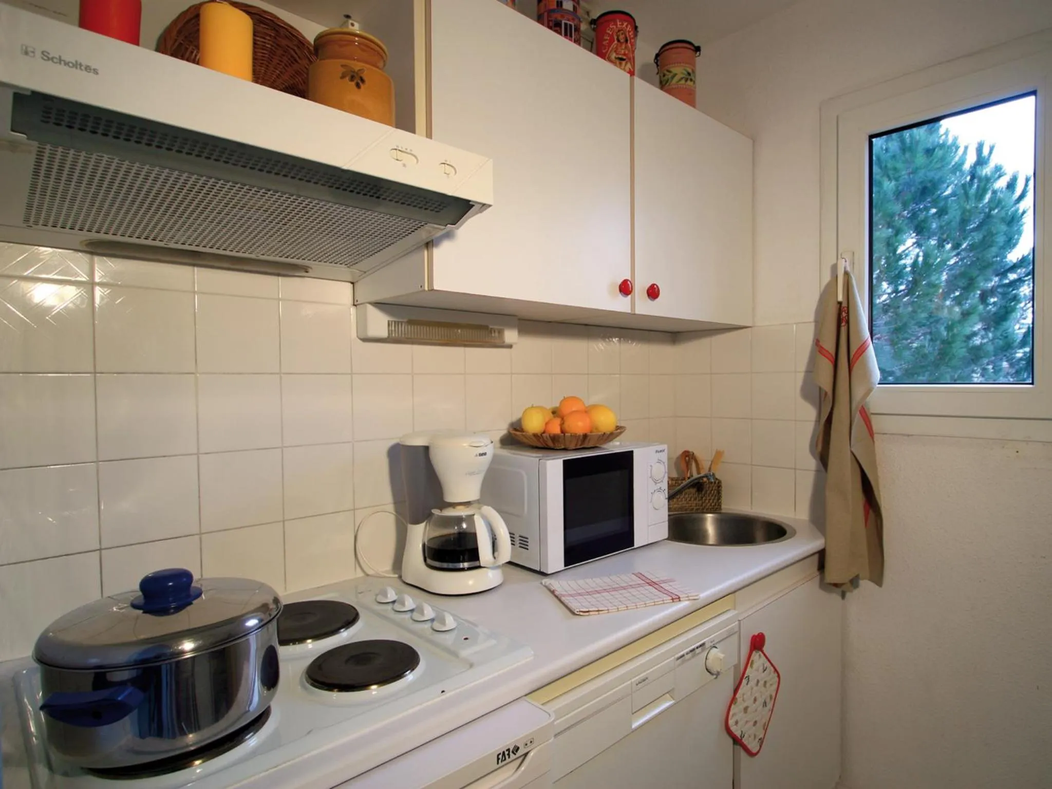 Kitchen or kitchenette in Lagrange Vacances Le Domaine des Grands Pins