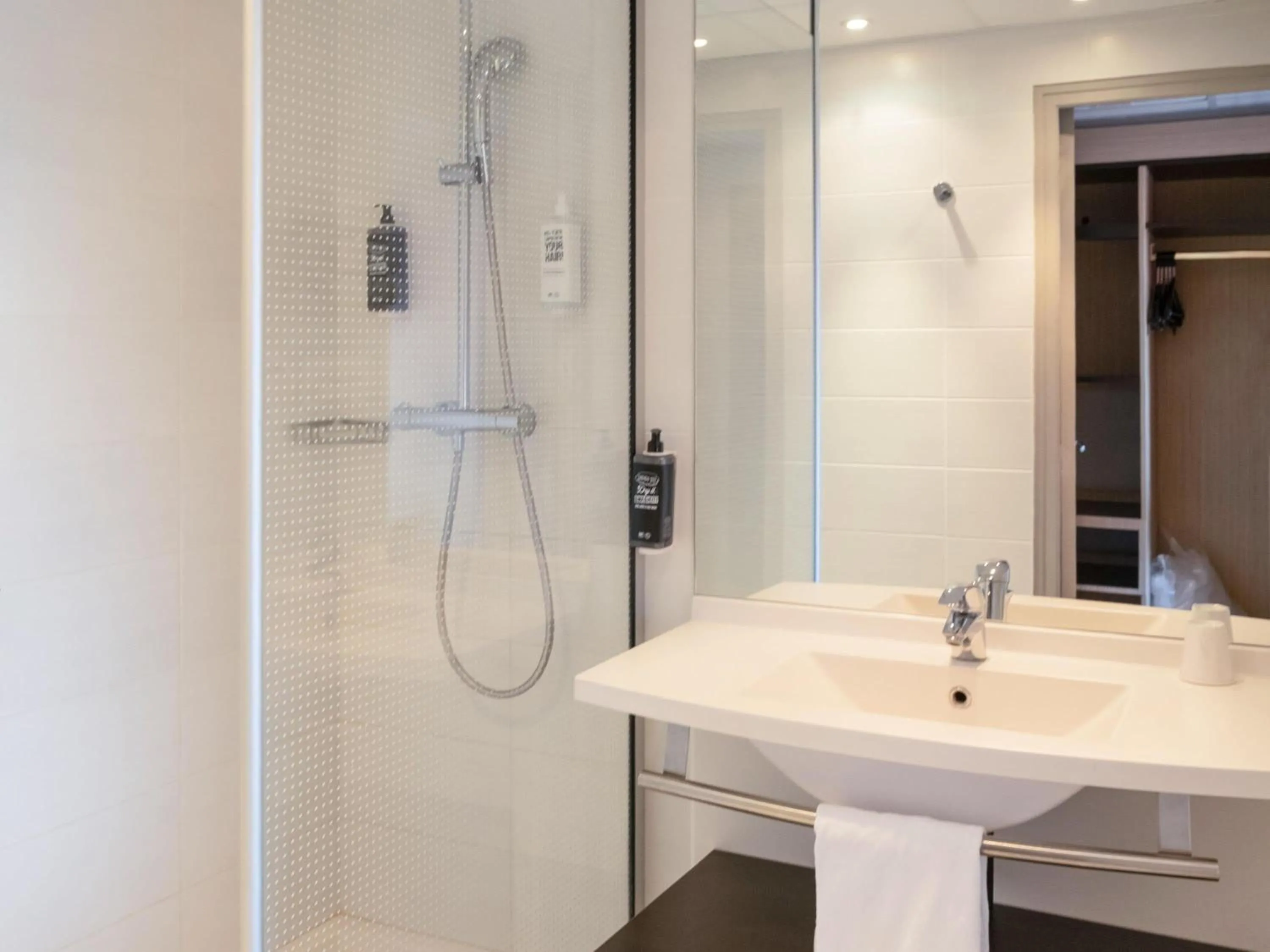 Bedroom in ibis Styles Saint Dizier