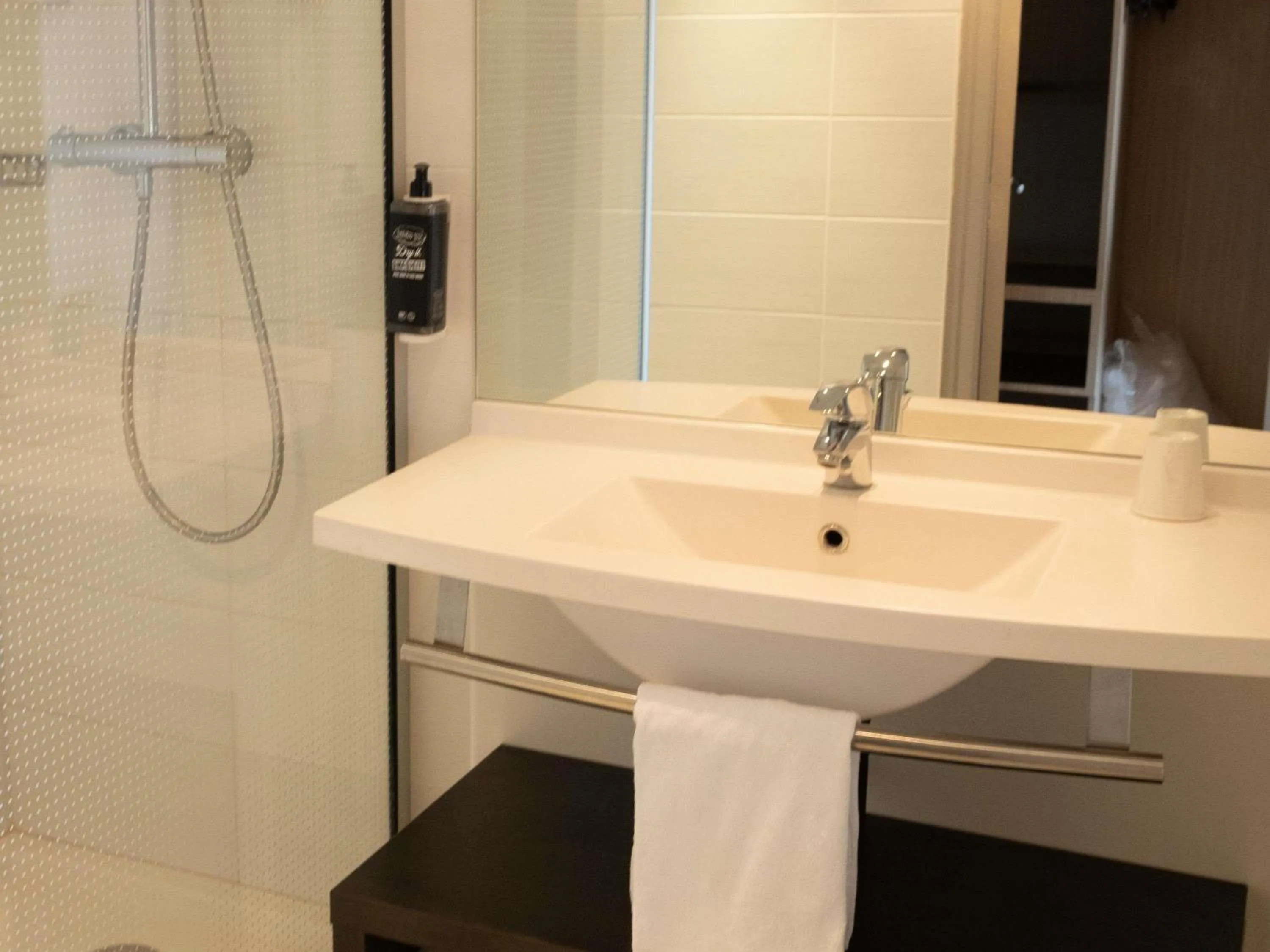 Bedroom in ibis Styles Saint Dizier