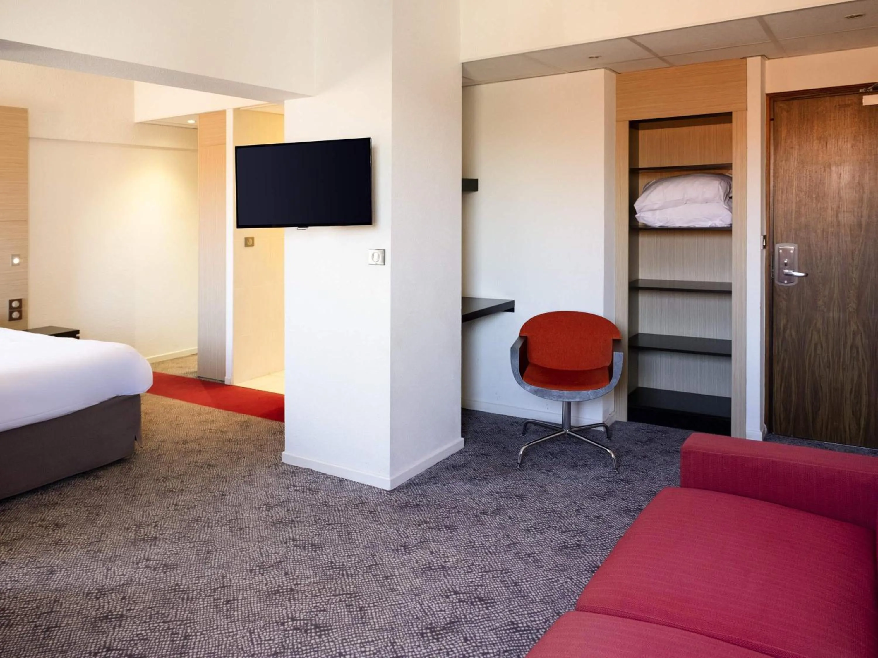 Bedroom, Bed in ibis Styles Saint Dizier