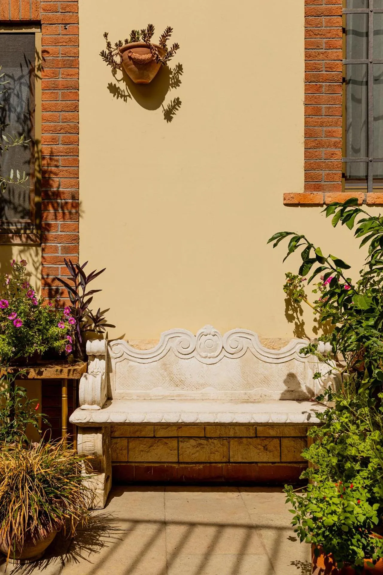 Inner courtyard view in Hostel Archi Rossi