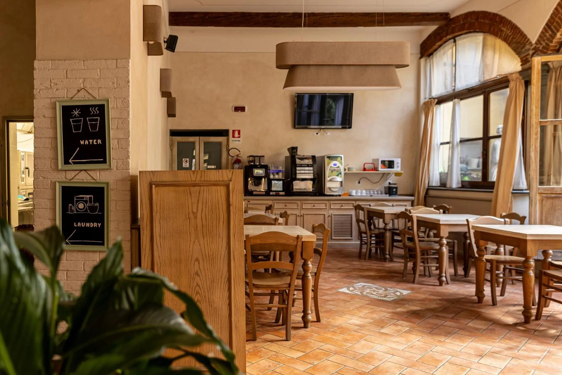 Communal lounge/ TV room in Hostel Archi Rossi