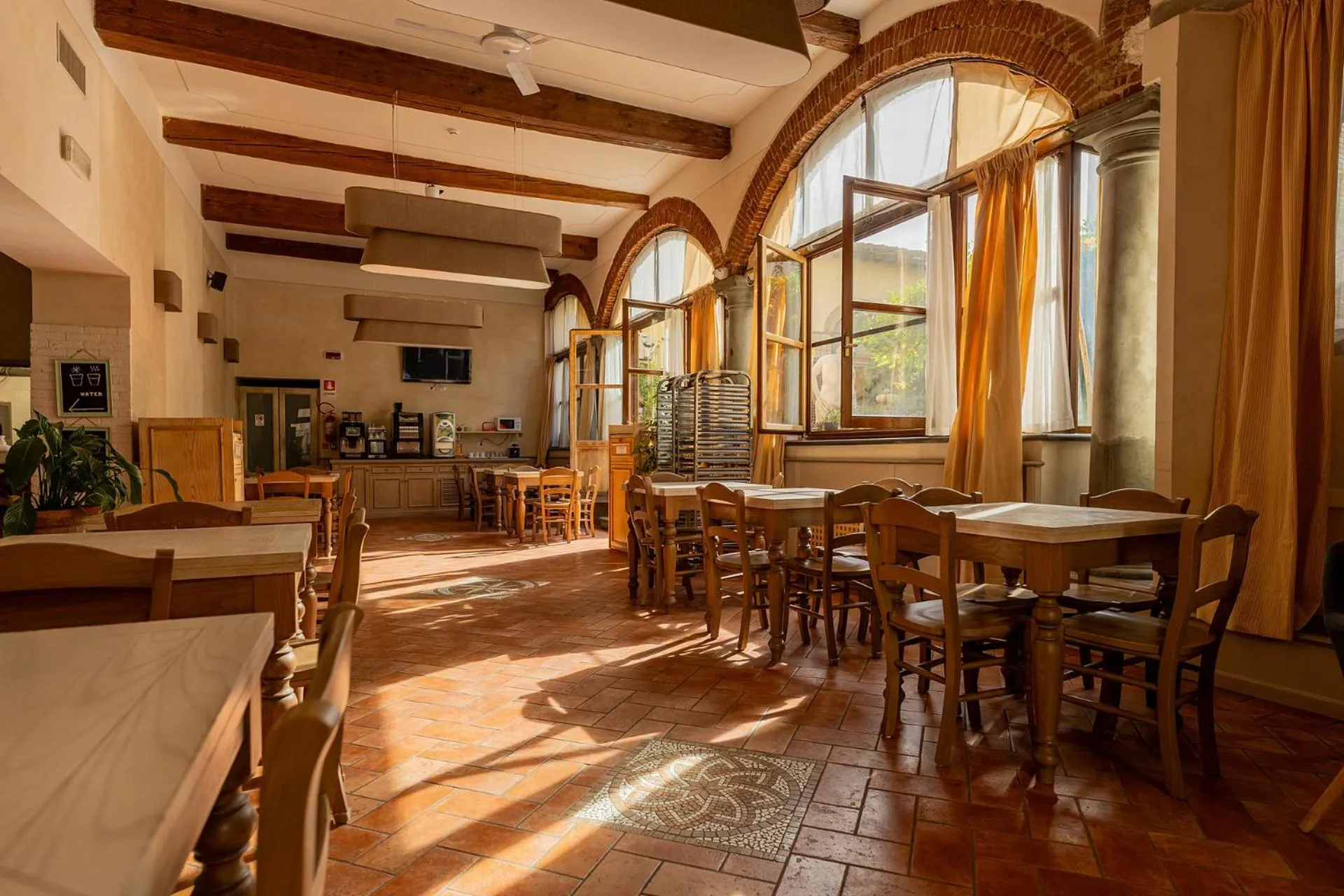 Communal lounge/ TV room in Hostel Archi Rossi