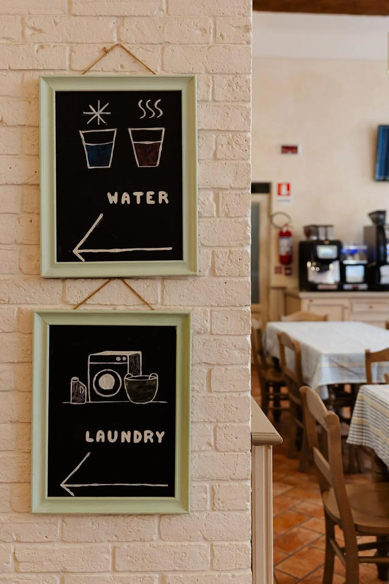 Communal lounge/ TV room in Hostel Archi Rossi