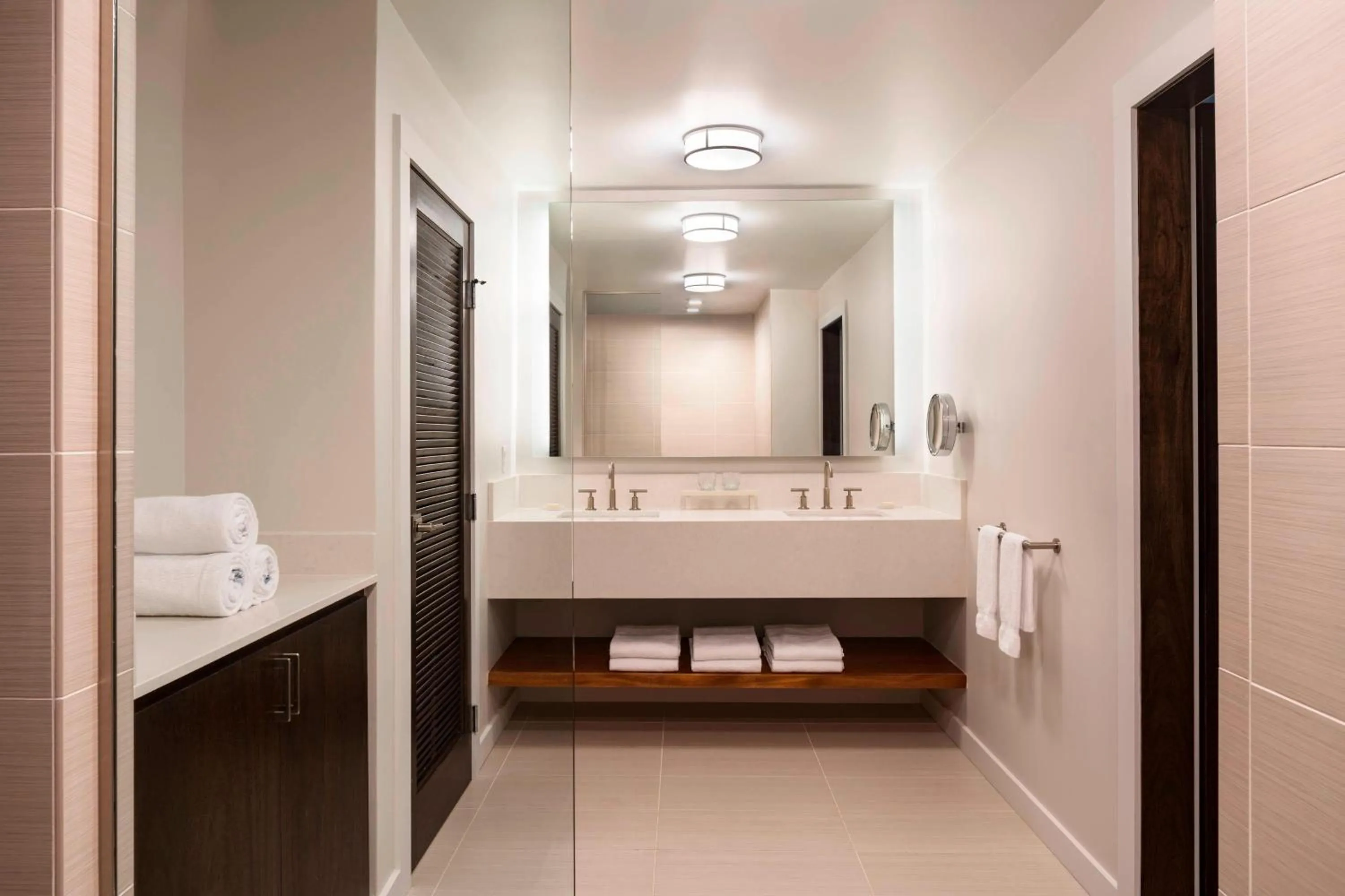 Photo of the whole room, Bed in Waikoloa Beach Marriott Resort & Spa