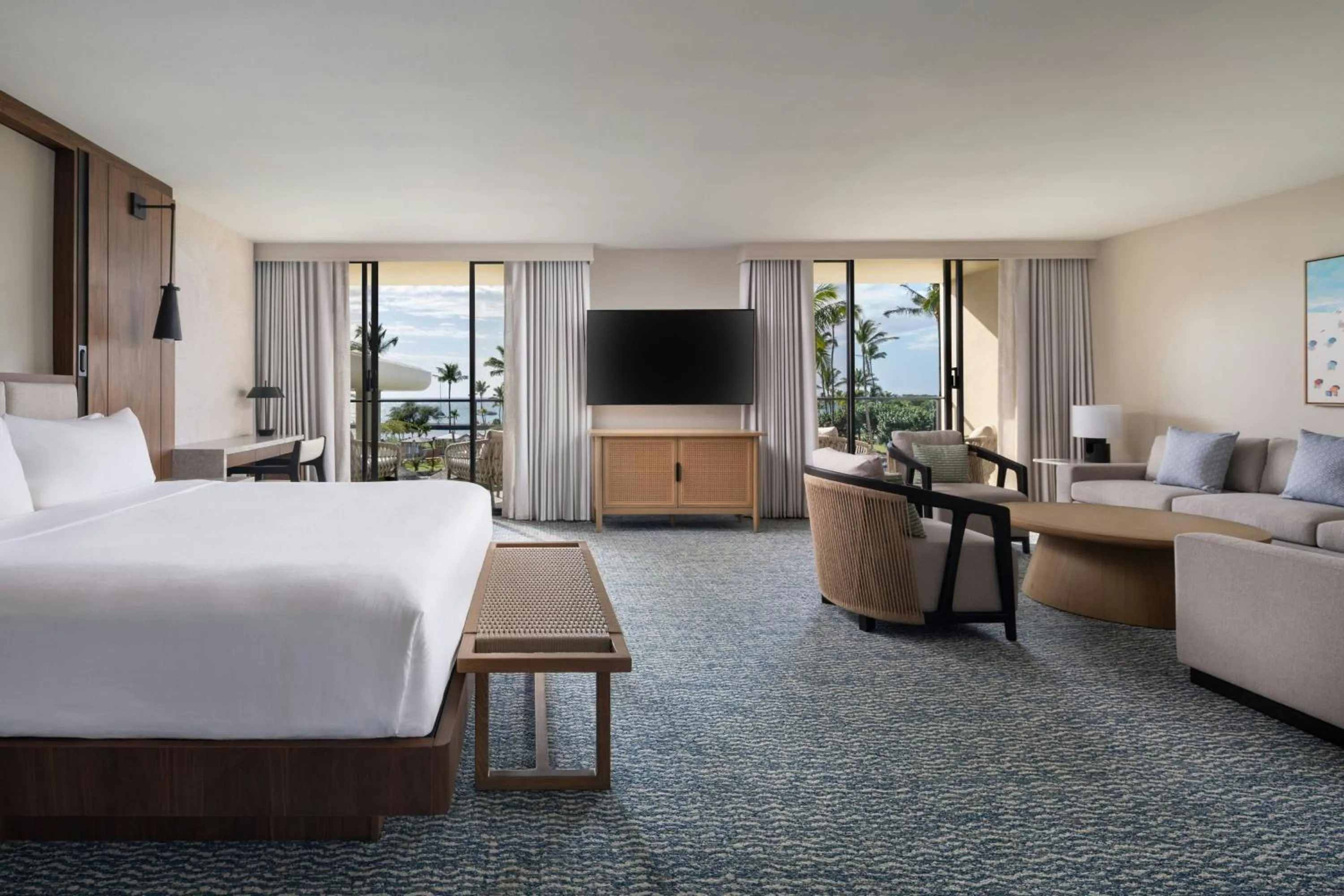 Photo of the whole room, Bed in Waikoloa Beach Marriott Resort & Spa