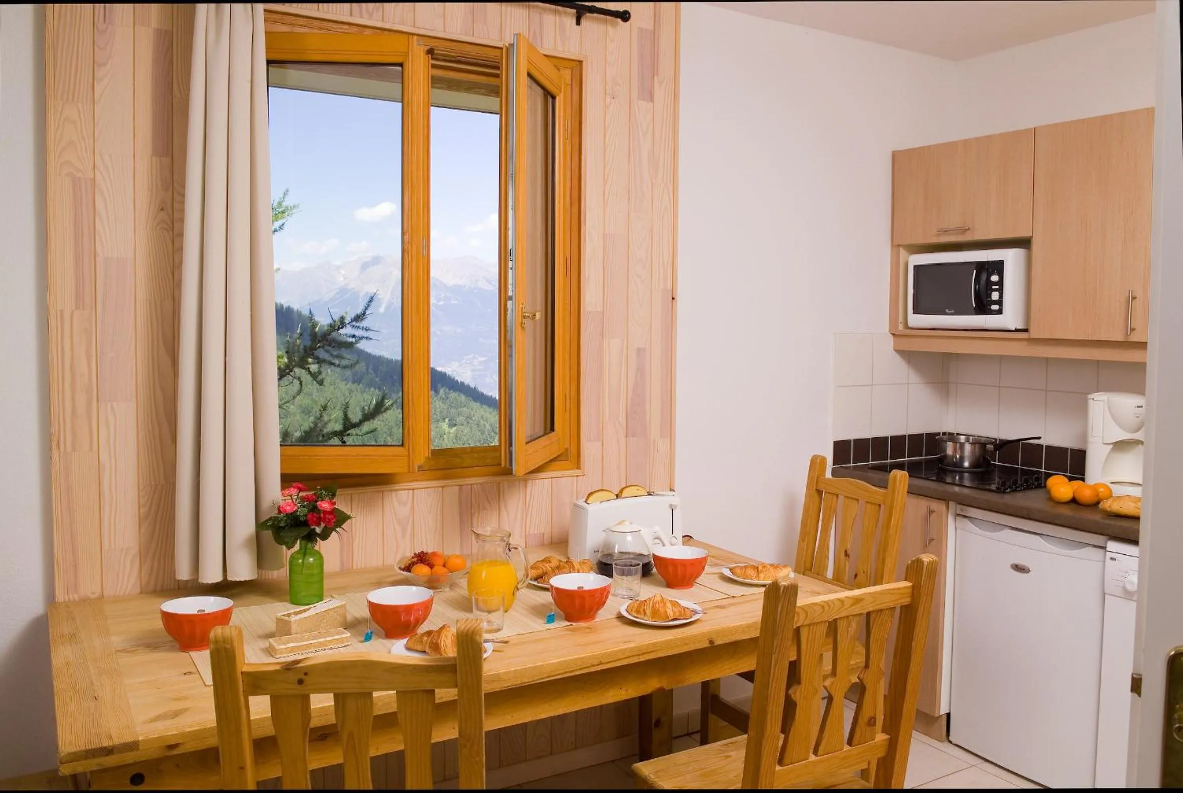 Kitchen or kitchenette in Madame Vacances Les Balcons Des Airelles