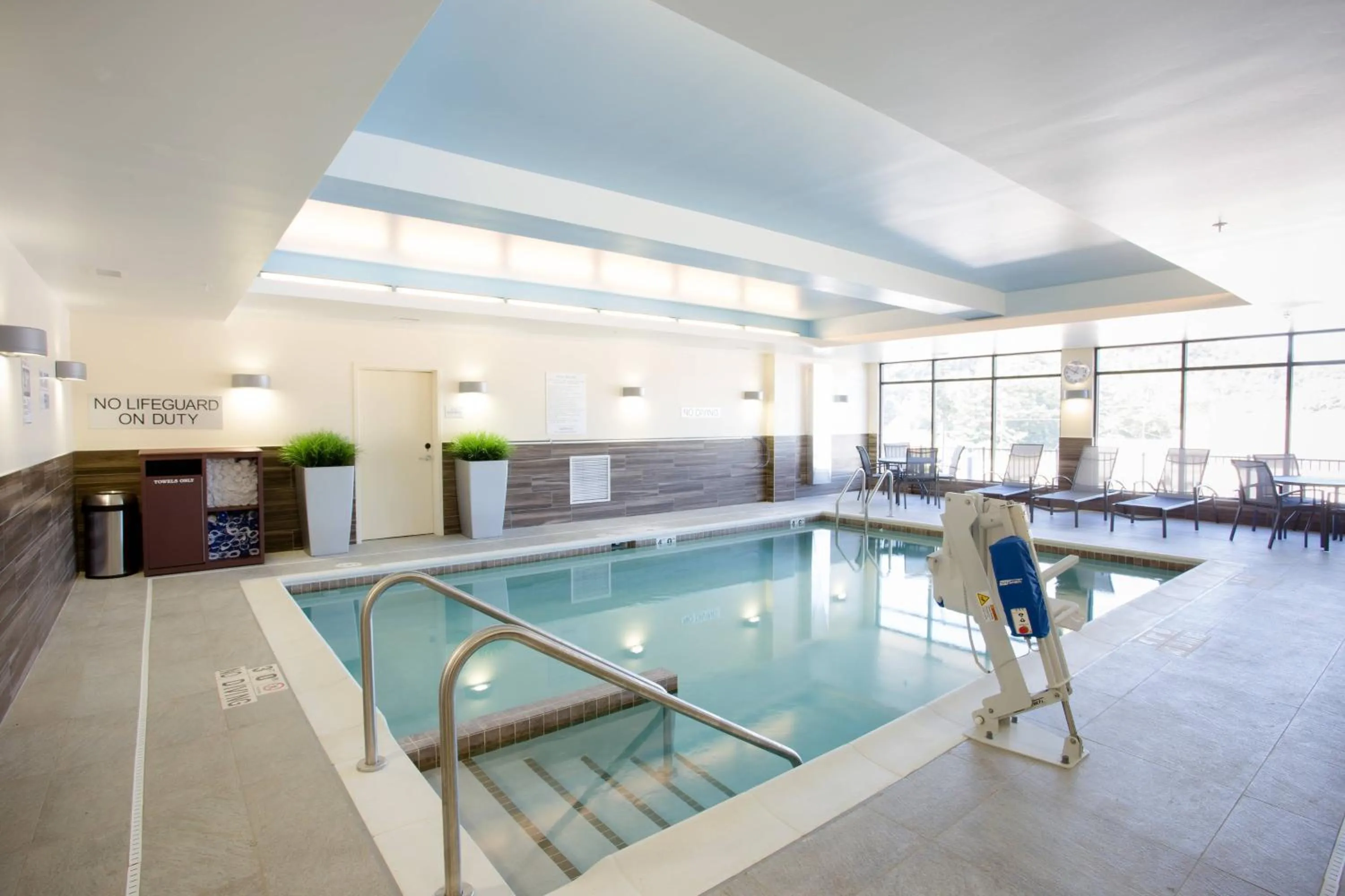 Swimming pool in Fairfield Inn & Suites by Marriott Decorah