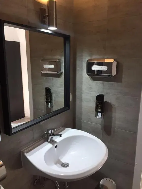 Single Room with Shared Shower and Toilet in Main Hotel Frankfurt City Single Room with Shared Shower and Toilet in Main Hotel Frankfurt City