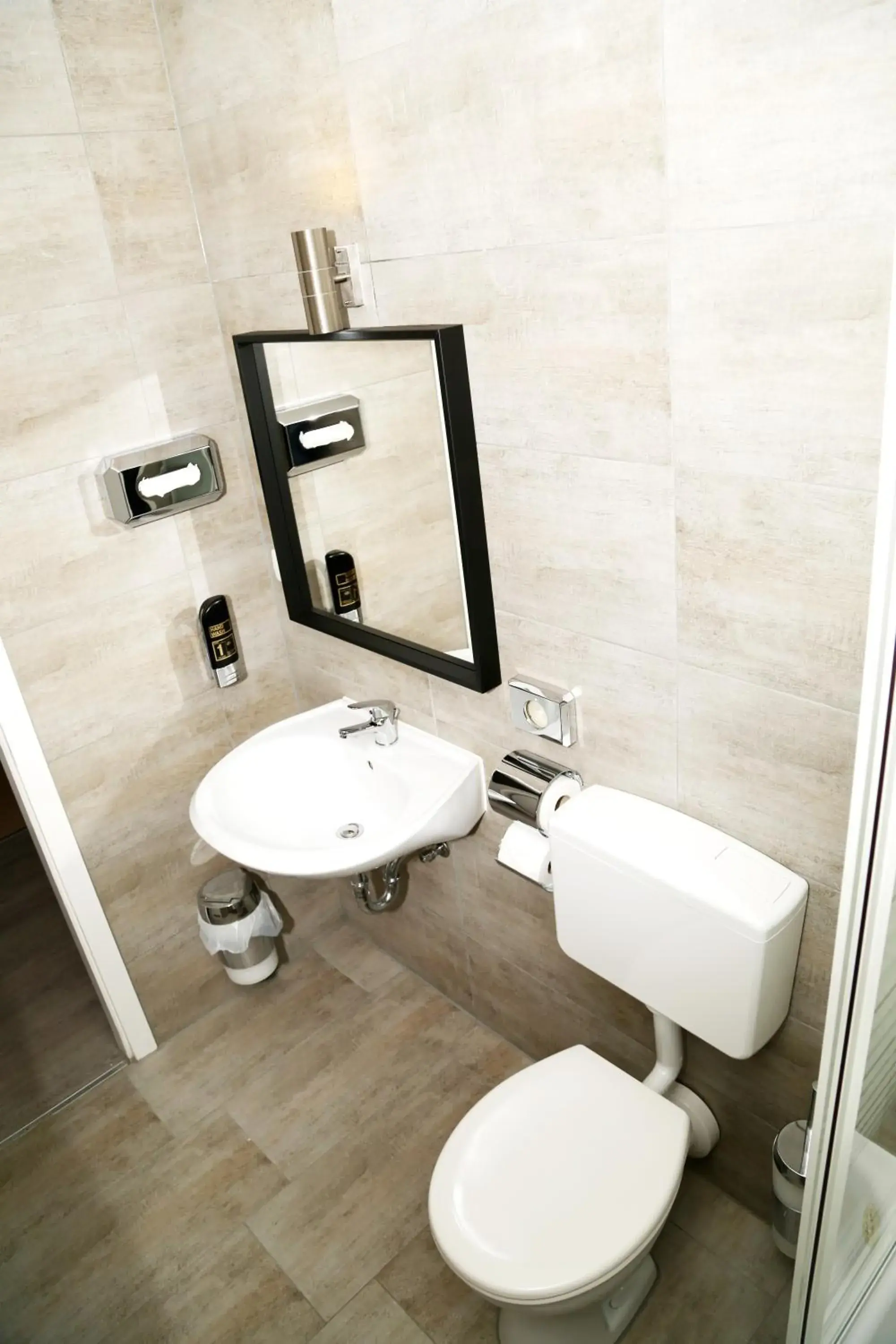Twin Room with Shared Bathroom in Main Hotel Frankfurt City Twin Room with Shared Bathroom in Main Hotel Frankfurt City