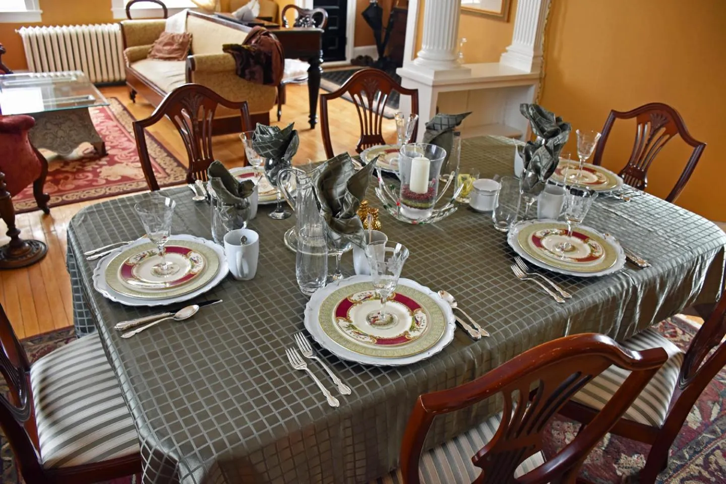Dining area in Apple Tree Historic B&B