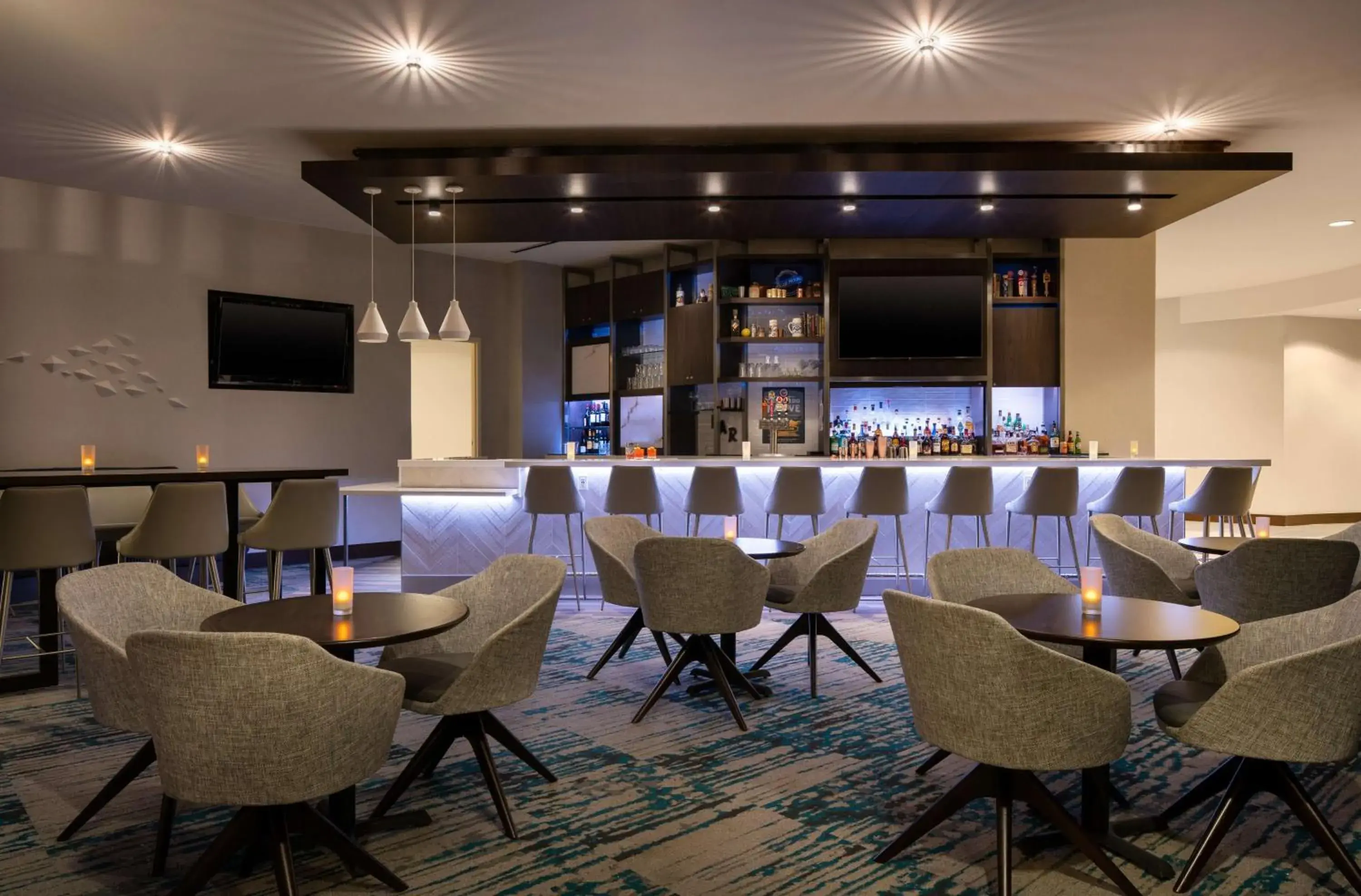 Lounge or bar in Hilton Garden Inn Denver/Cherry Creek Lounge or bar in Hilton Garden Inn Denver/Cherry Creek
