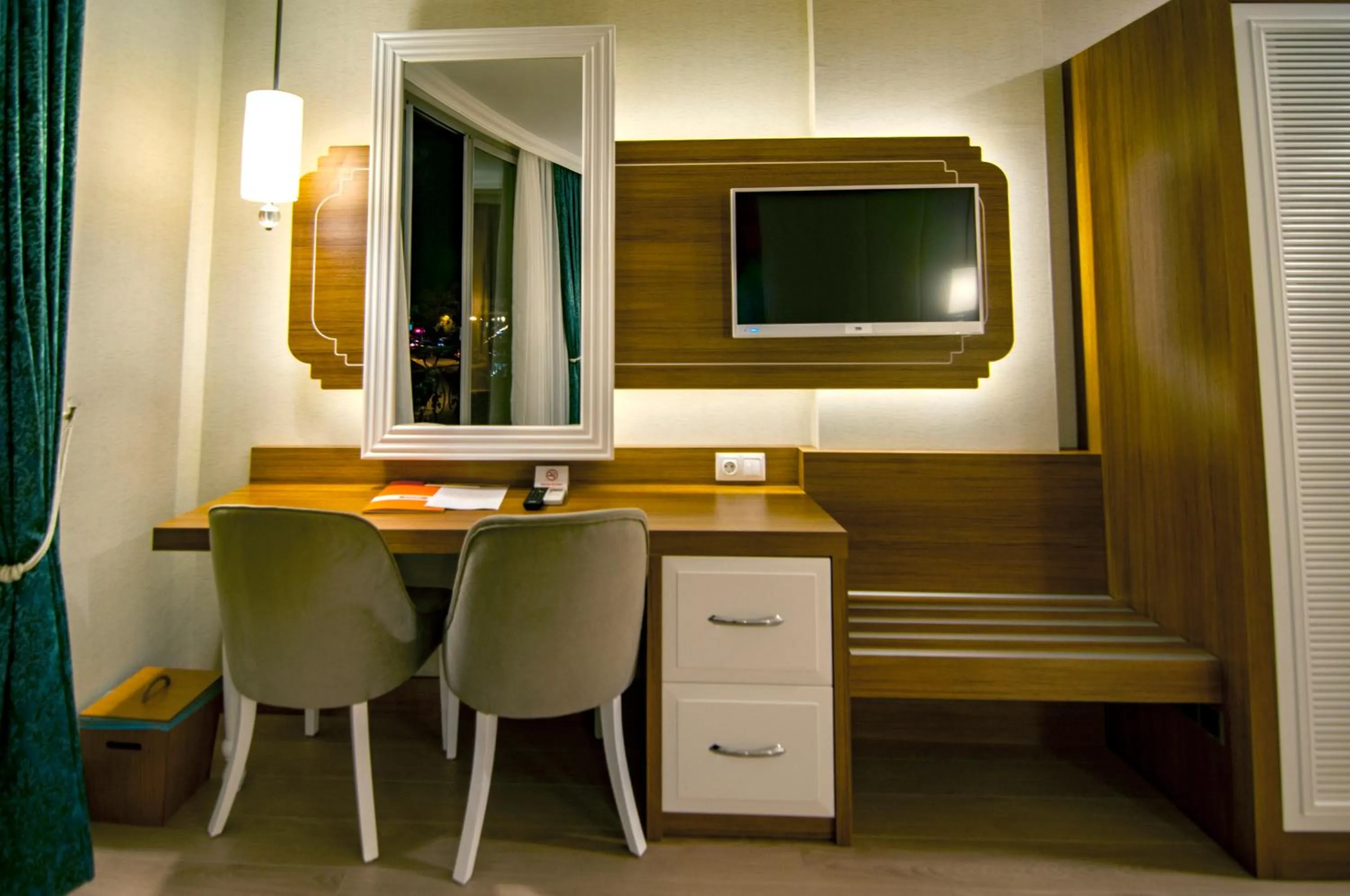 Communal lounge/ TV room in Exelans Hotel