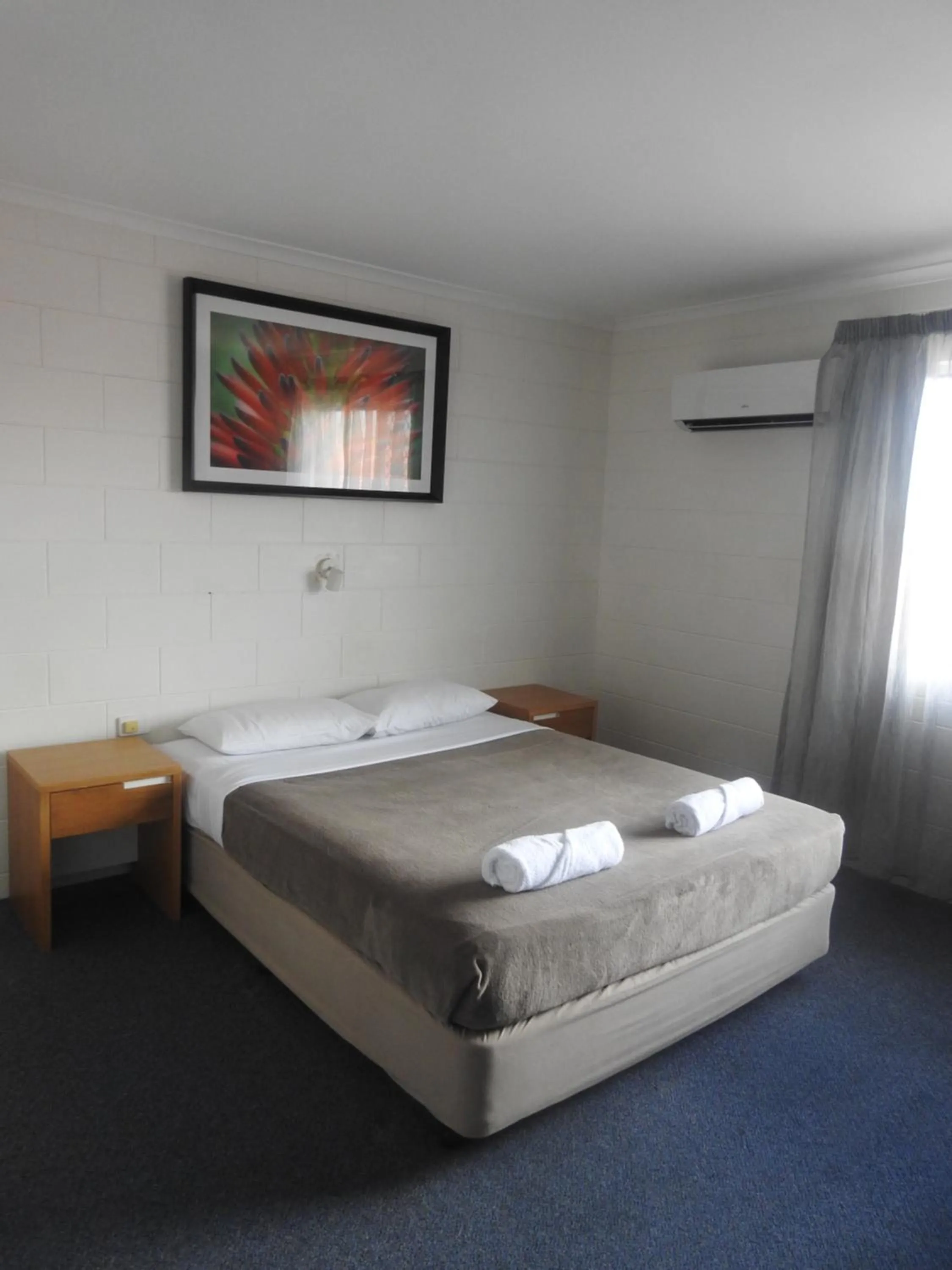 Bedroom, Bed in Cedar Lodge Motel