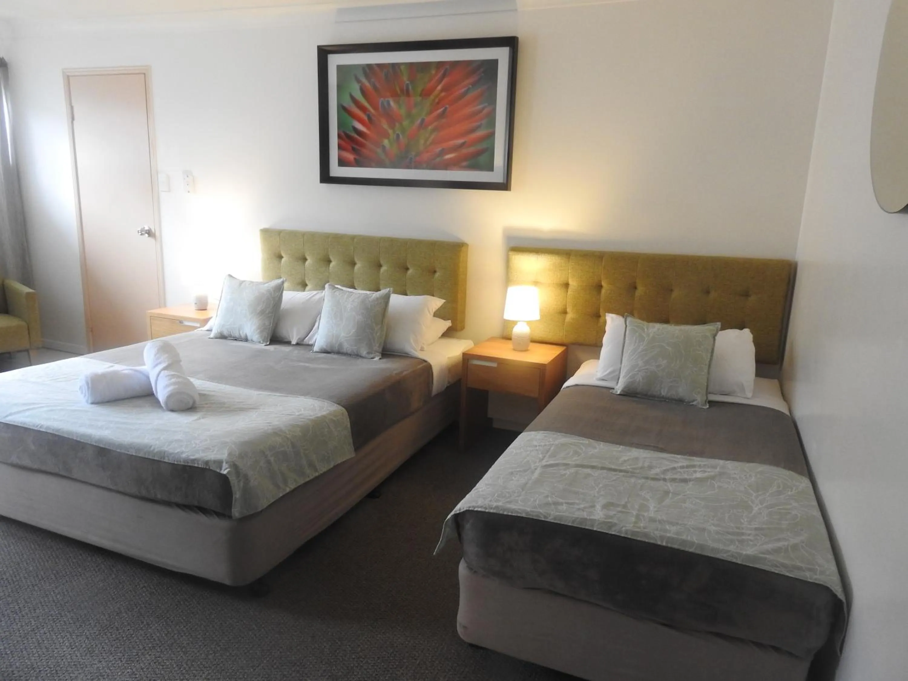 Bedroom, Bed in Cedar Lodge Motel