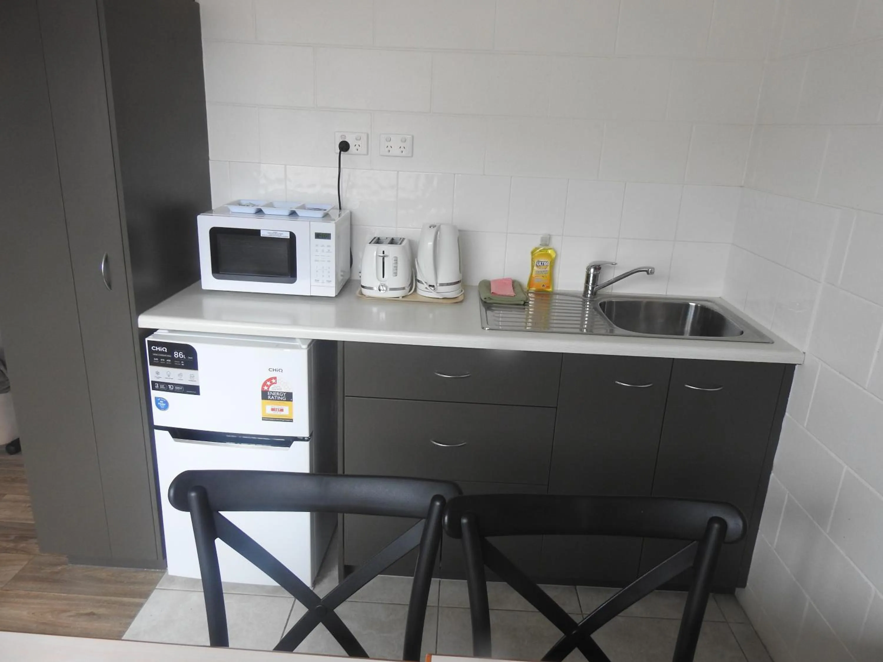 Kitchen or kitchenette in Cedar Lodge Motel