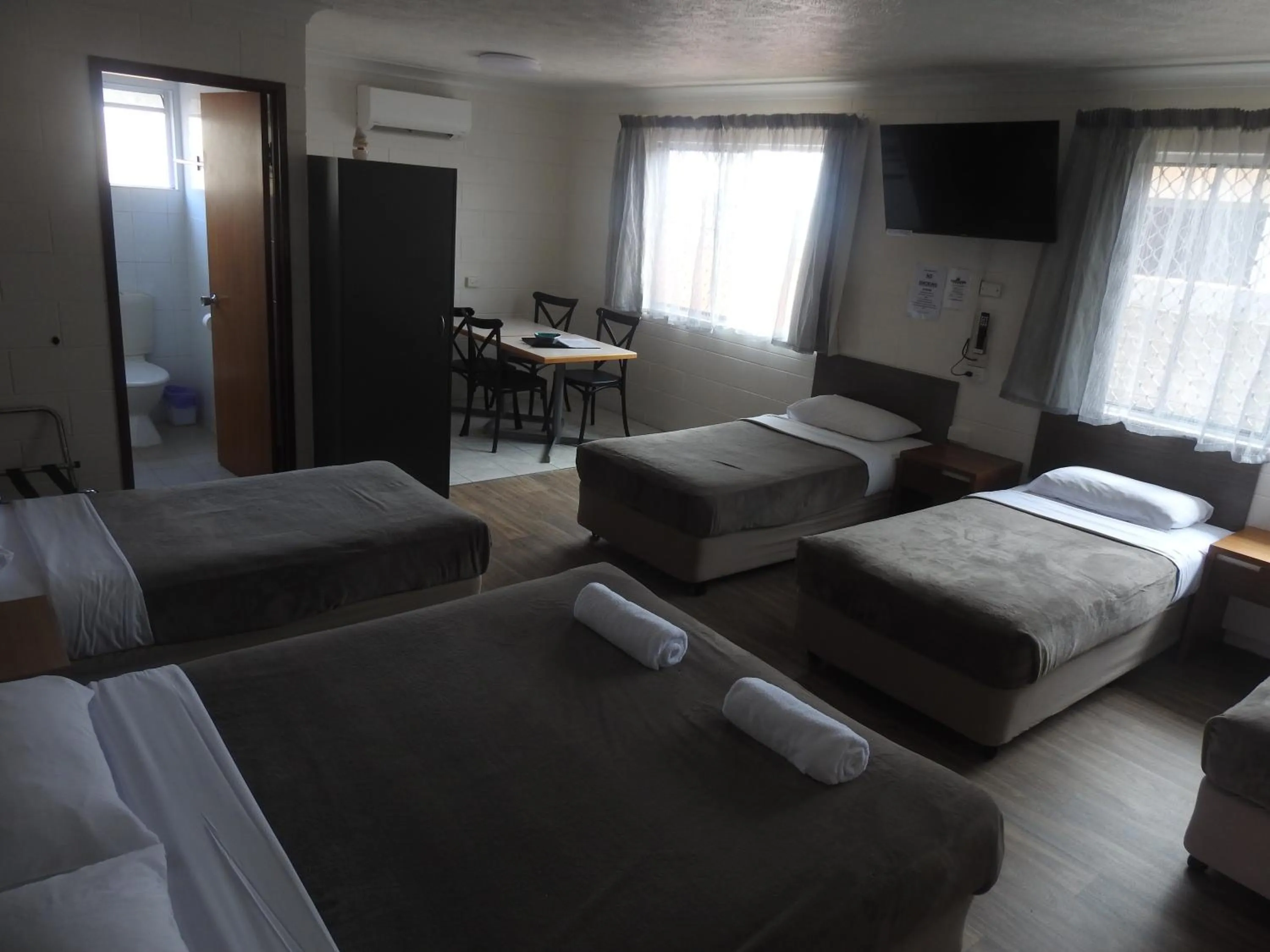 Photo of the whole room, Bed in Cedar Lodge Motel